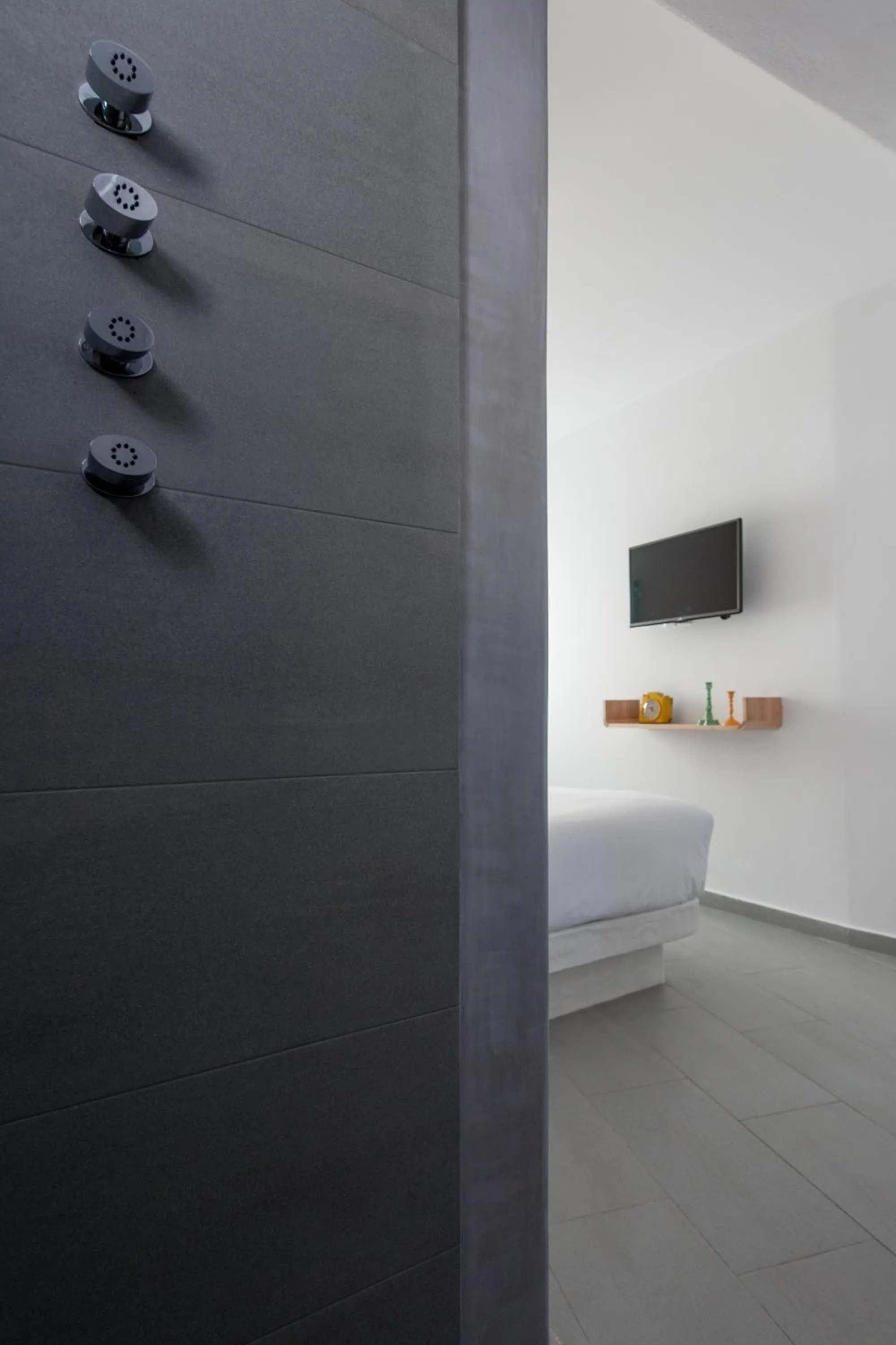 Shower, Bed in Avatar Suites