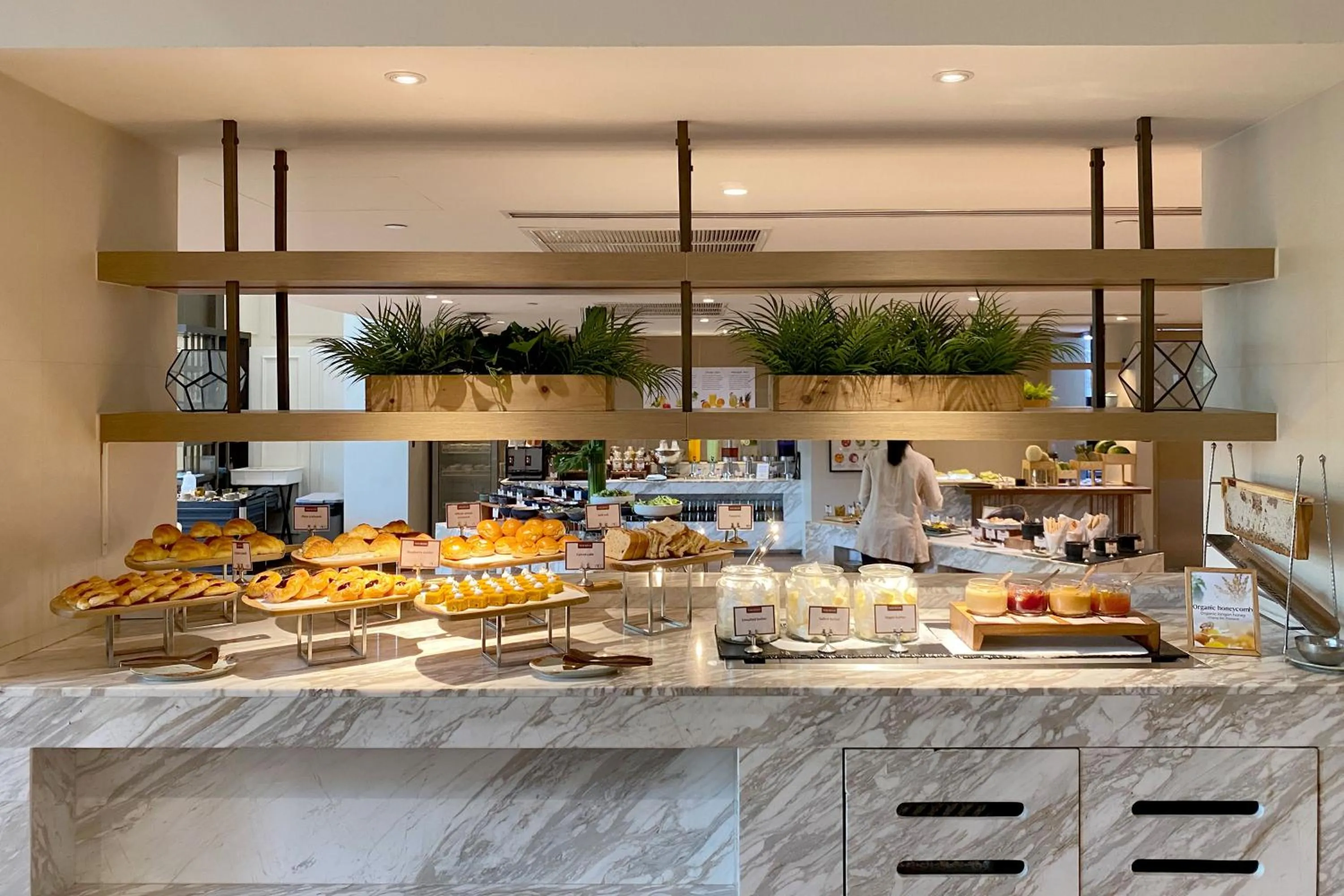 Restaurant/places to eat in Mövenpick BDMS Wellness Resort Bangkok