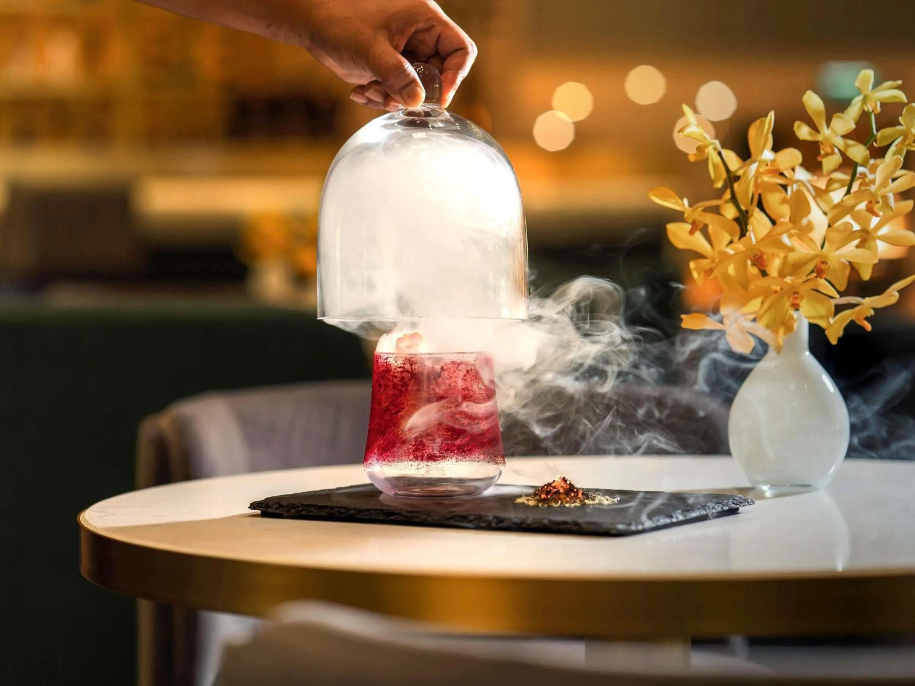 Lounge or bar in Mövenpick BDMS Wellness Resort Bangkok