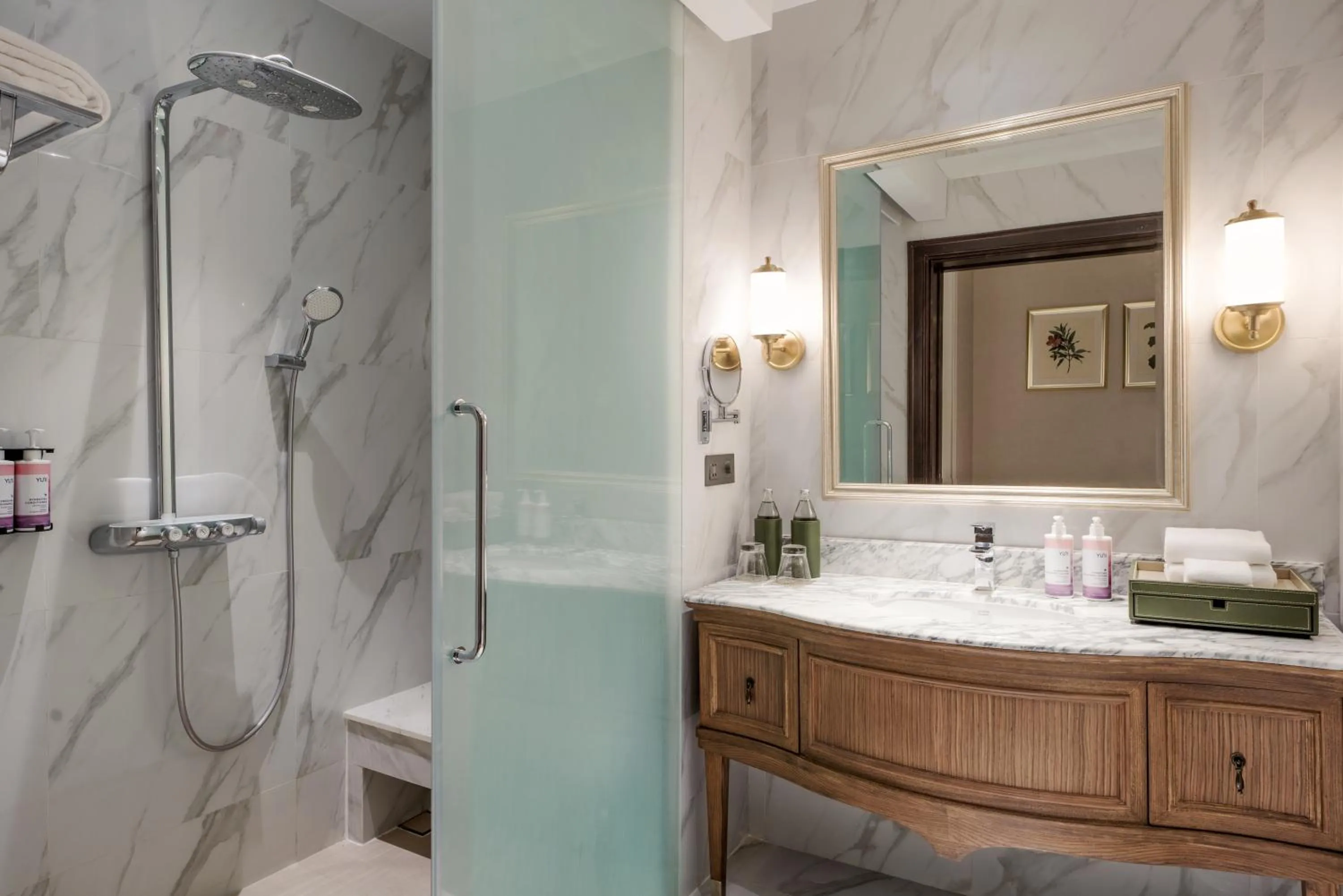 Shower in Mövenpick BDMS Wellness Resort Bangkok