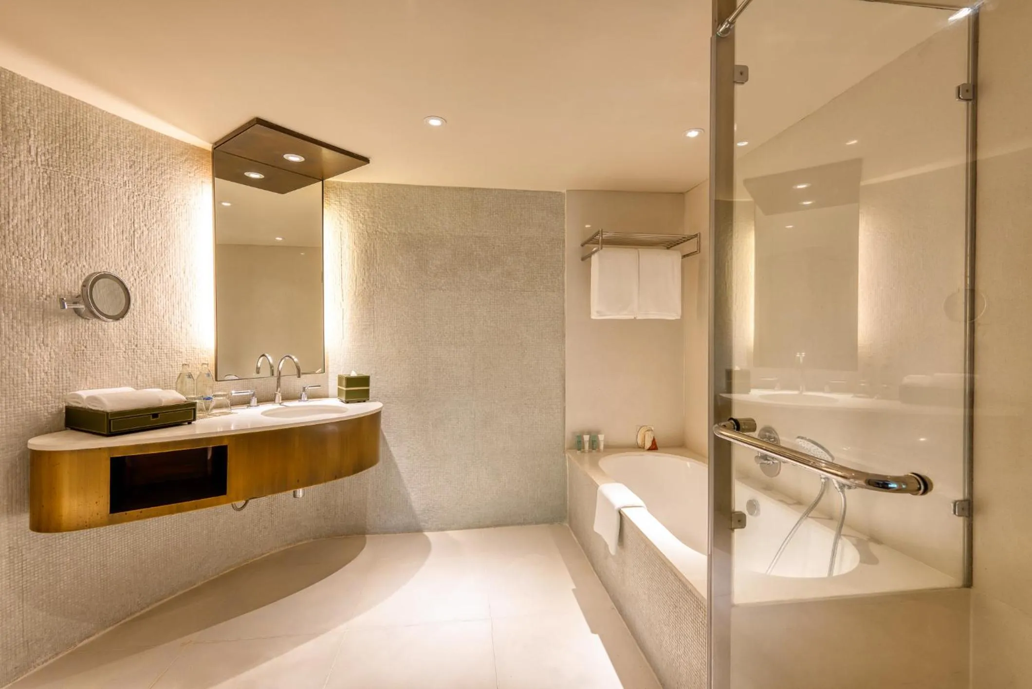 Shower in Mövenpick BDMS Wellness Resort Bangkok