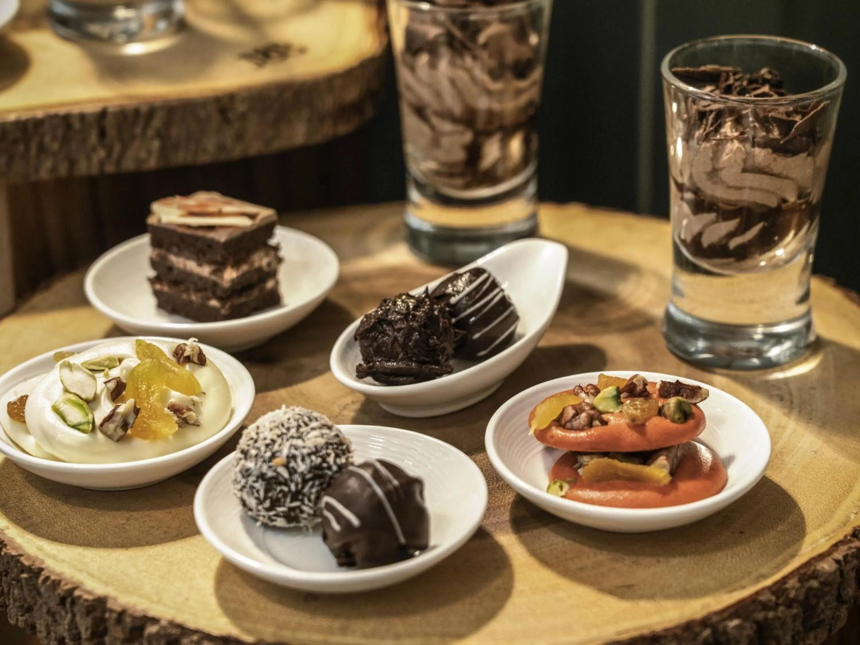 Lounge or bar in Mövenpick BDMS Wellness Resort Bangkok