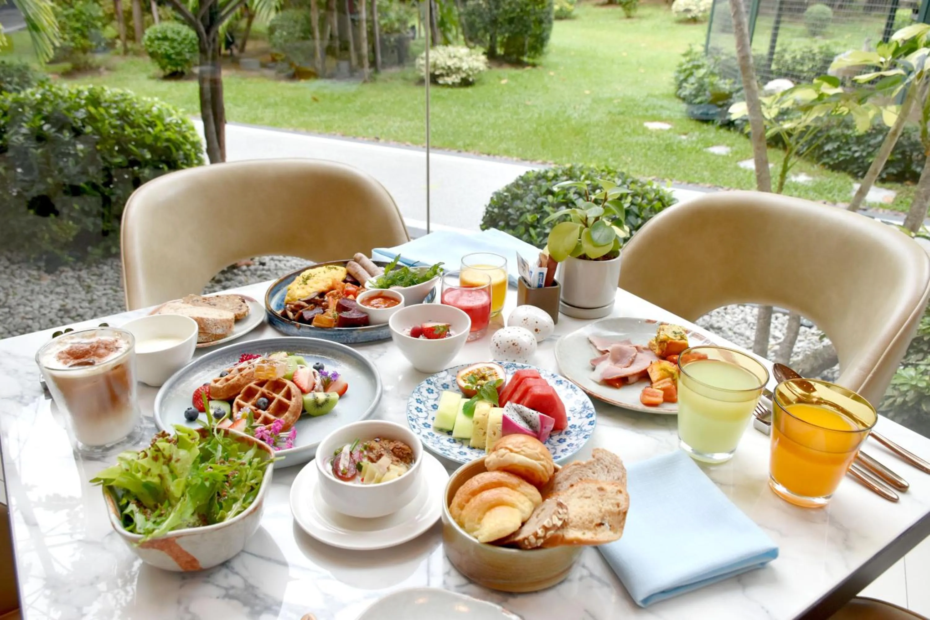 Restaurant/places to eat in Mövenpick BDMS Wellness Resort Bangkok