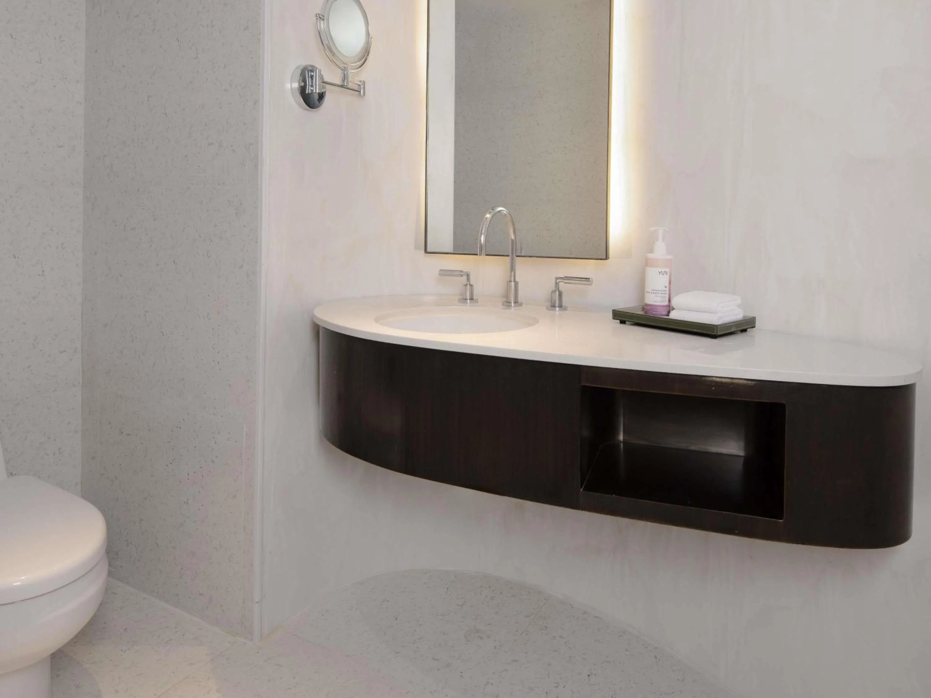 Bedroom in Mövenpick BDMS Wellness Resort Bangkok