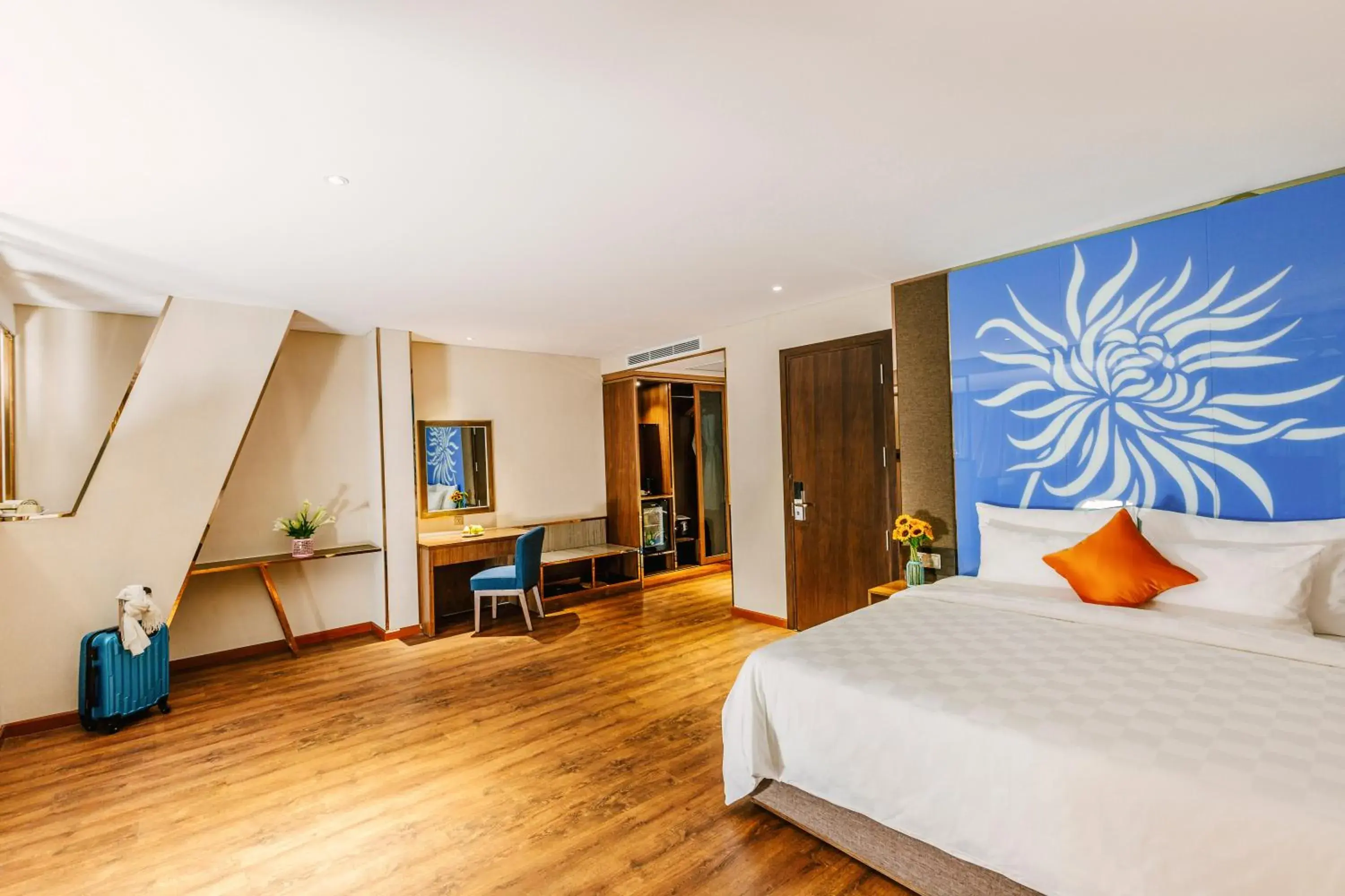 Junior Suite City View - Free Mini-bar & Afternoon Tea in Winsuites Saigon Hotel Junior Suite City View - Free Mini-bar & Afternoon Tea in Winsuites Saigon Hotel