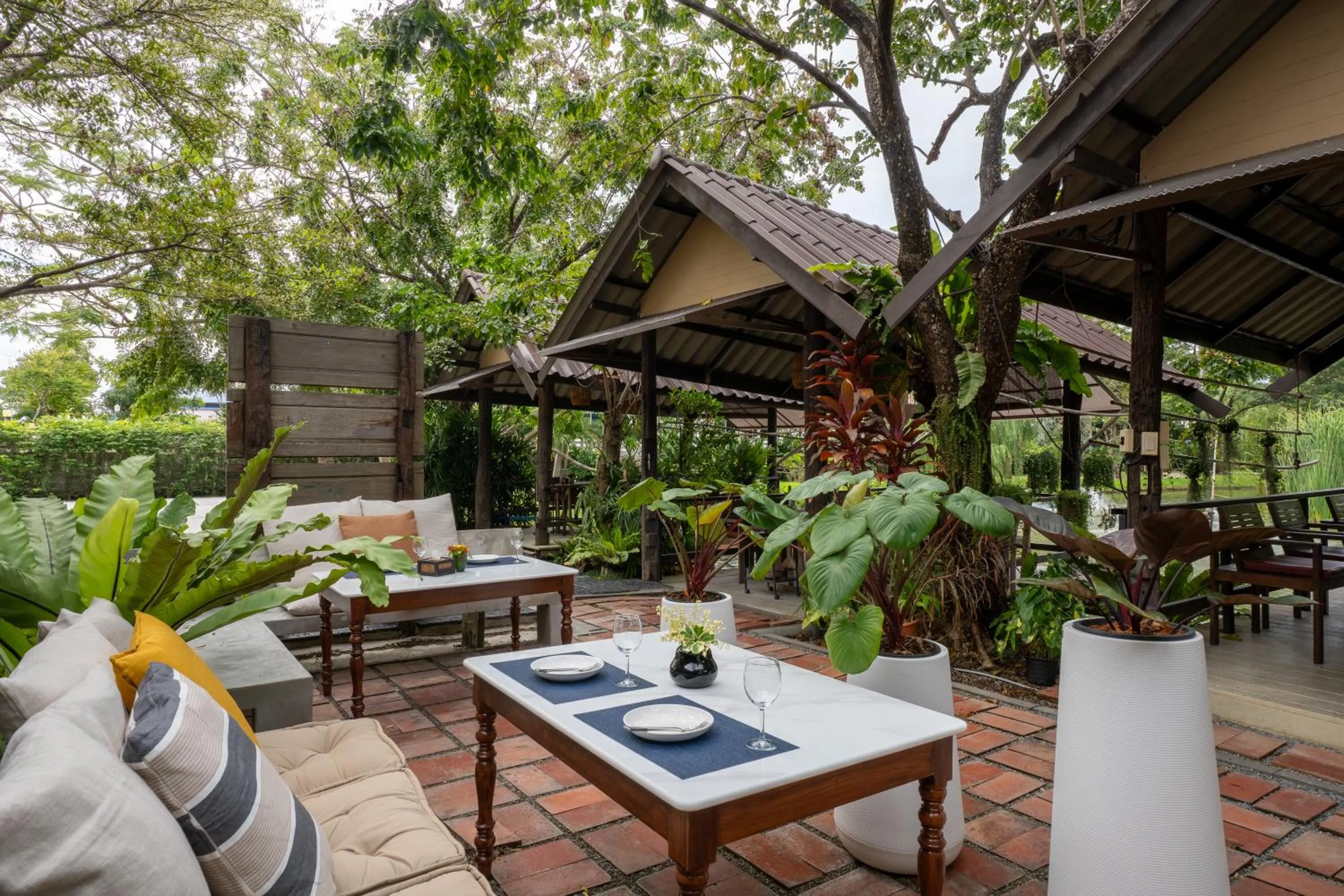 Restaurant/places to eat in Ploen Pirom