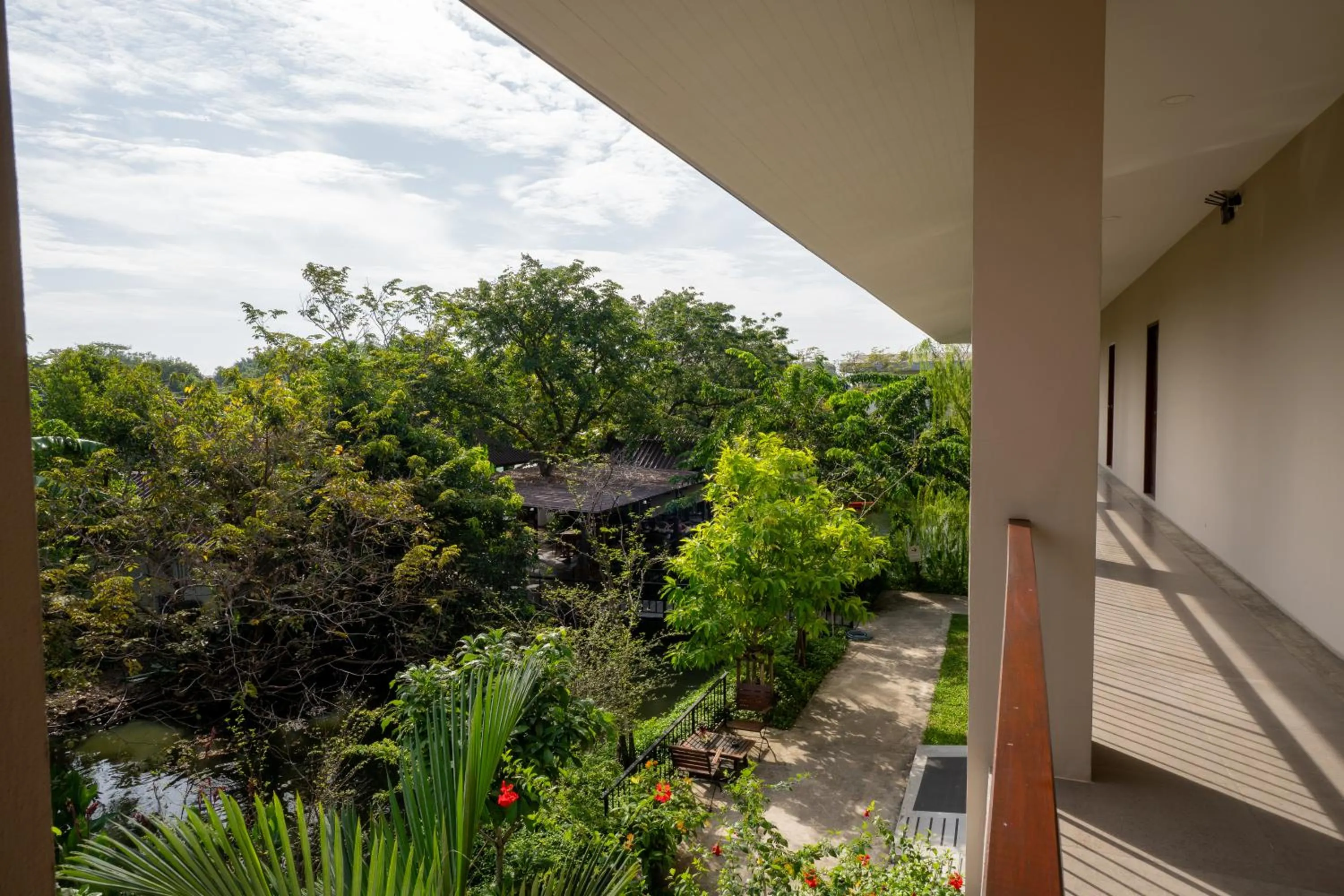 Property building in Ploen Pirom