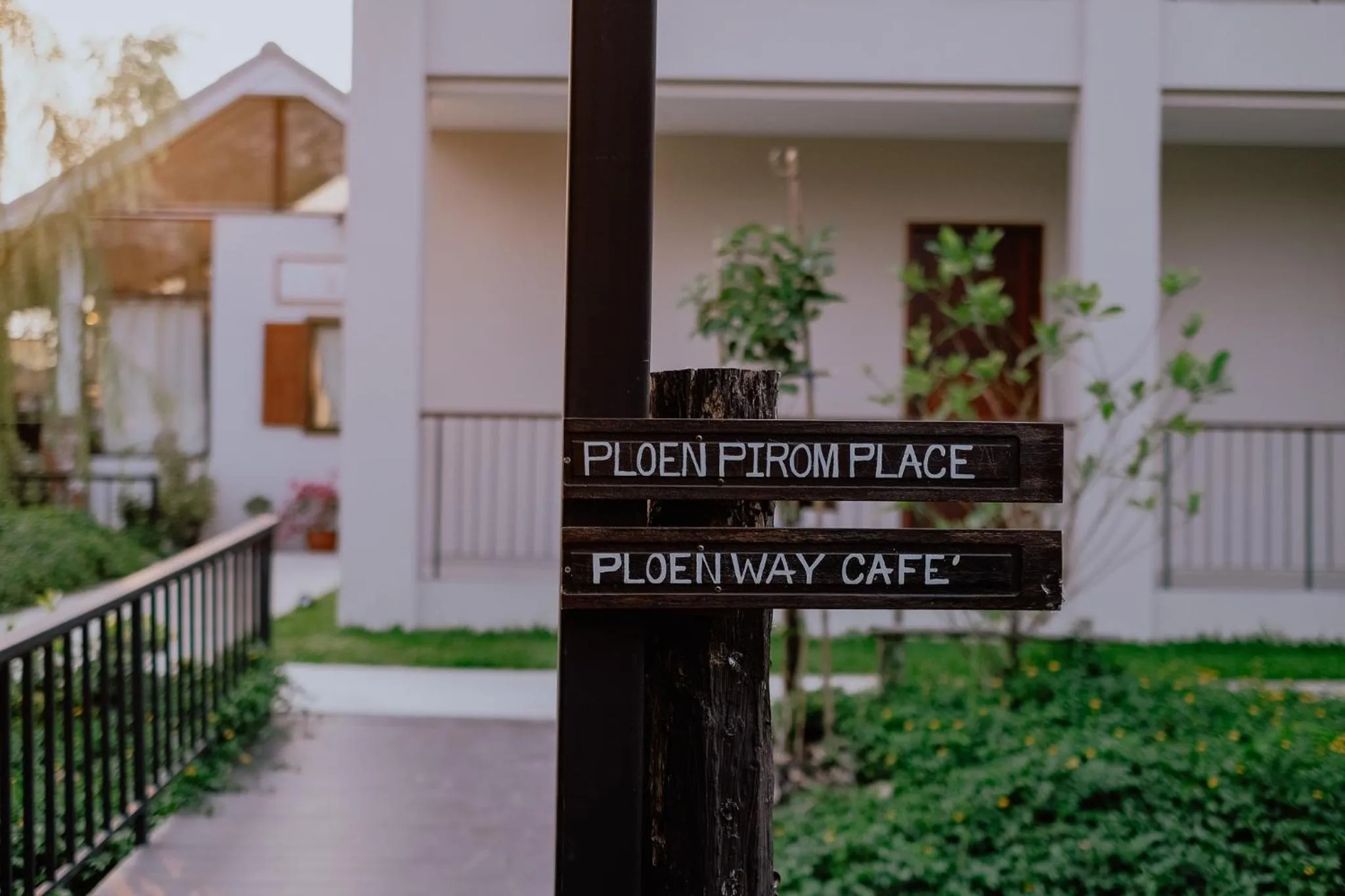 Inner courtyard view in Ploen Pirom