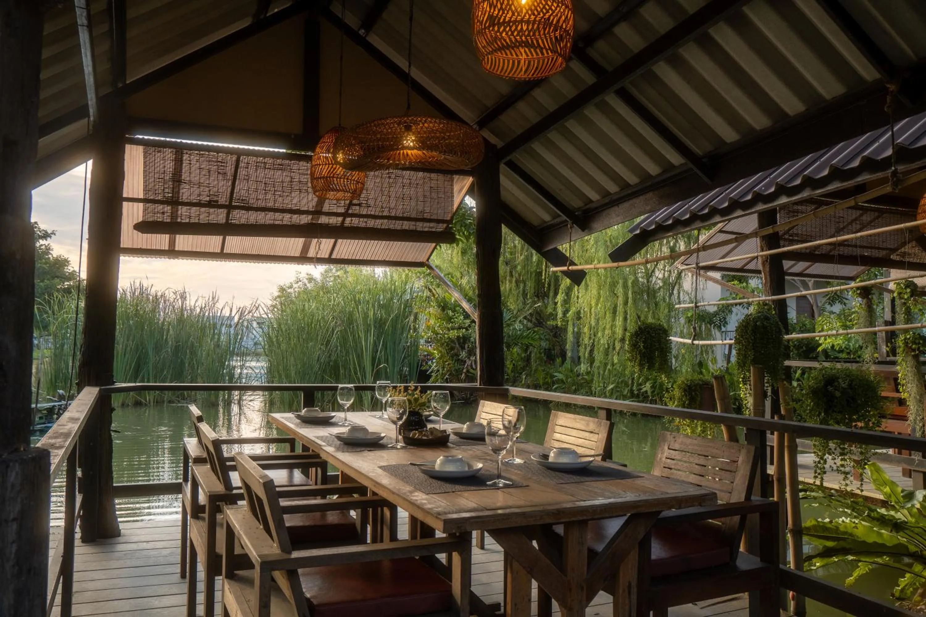 Restaurant/places to eat in Ploen Pirom