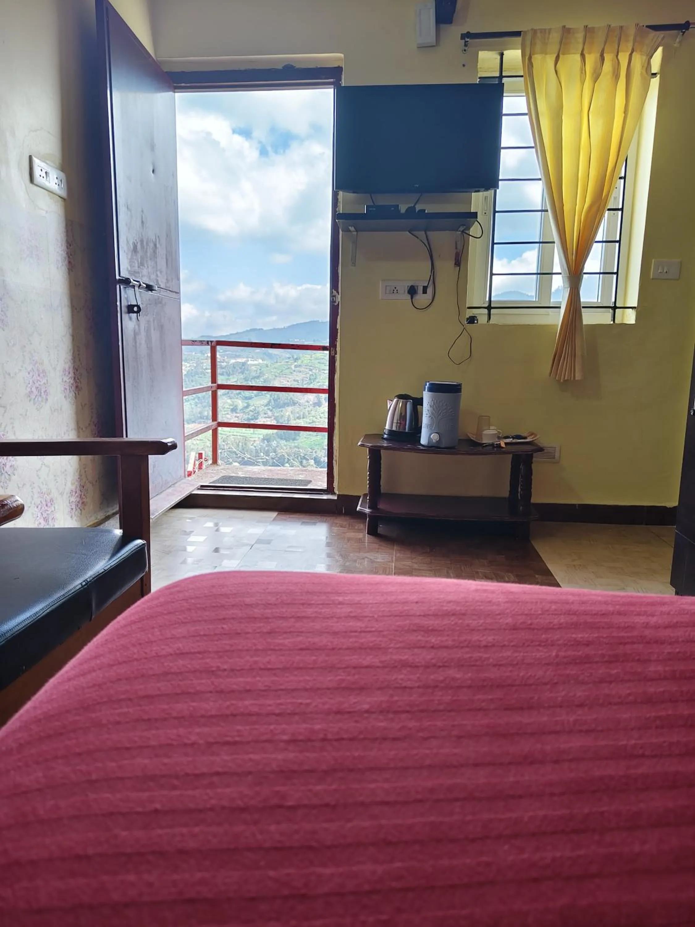 Balcony/Terrace, Bed in The Bowers Chalet Private Campfire & Lawn BBQ, WIFI, Breakfast Hill Top 360 degree view