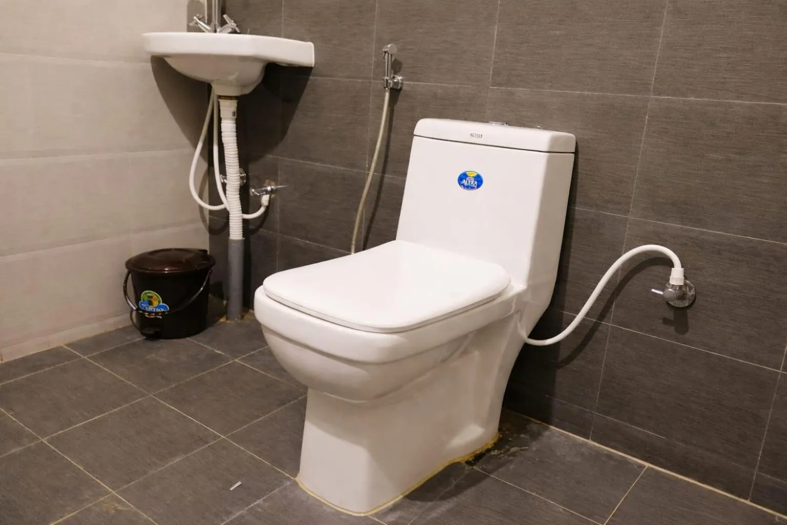 Bathroom in The Bowers Chalet Private Campfire & Lawn BBQ, WIFI, Breakfast Hill Top 360 degree view