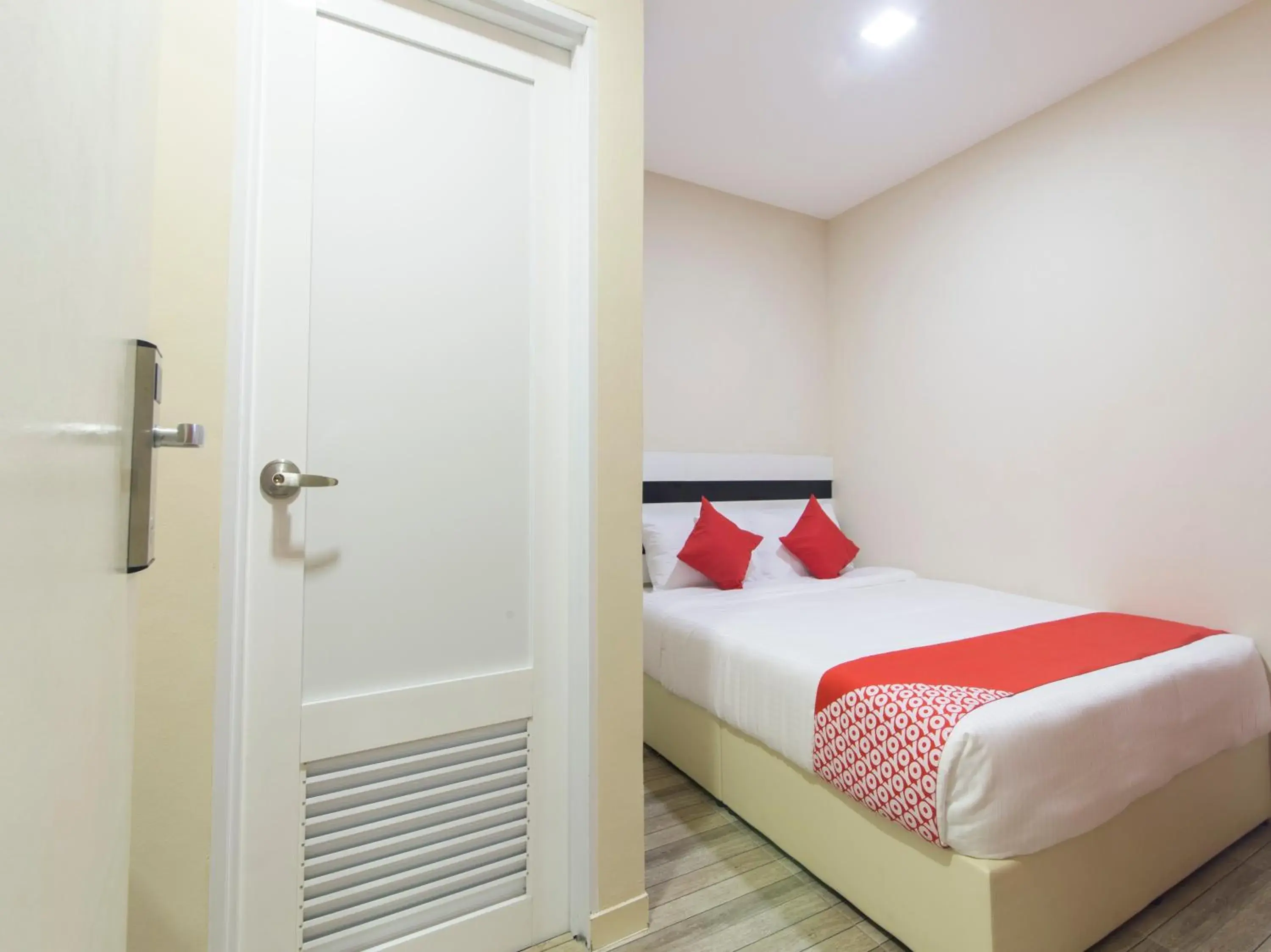 Deluxe Queen Room in Super OYO 1145 Lea Guest House & Cafe Deluxe Queen Room in Super OYO 1145 Lea Guest House & Cafe