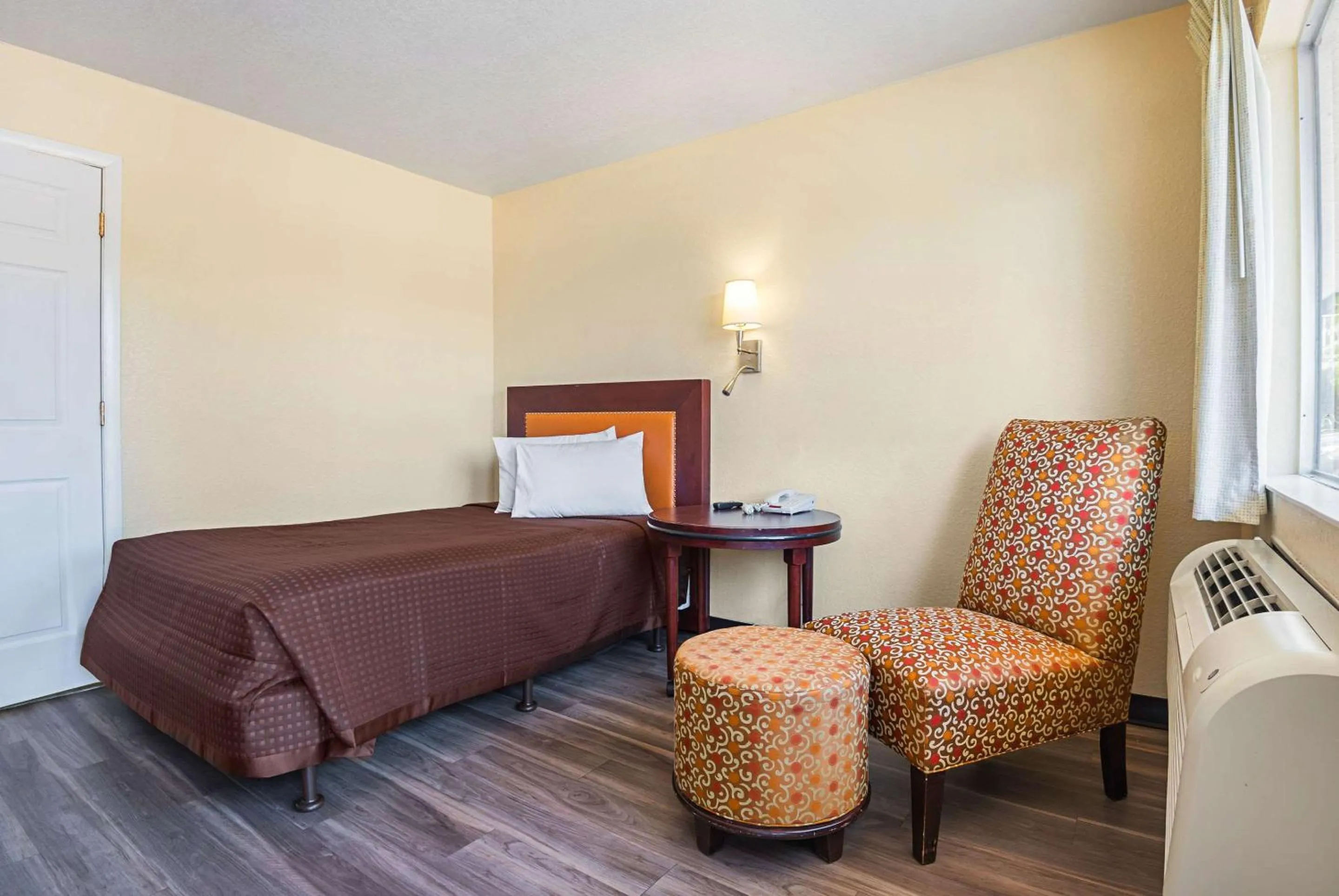 Photo of the whole room, Bed in Rodeway Inn Kissimmee - Orlando Maingate West - Free Theme Park Shuttle