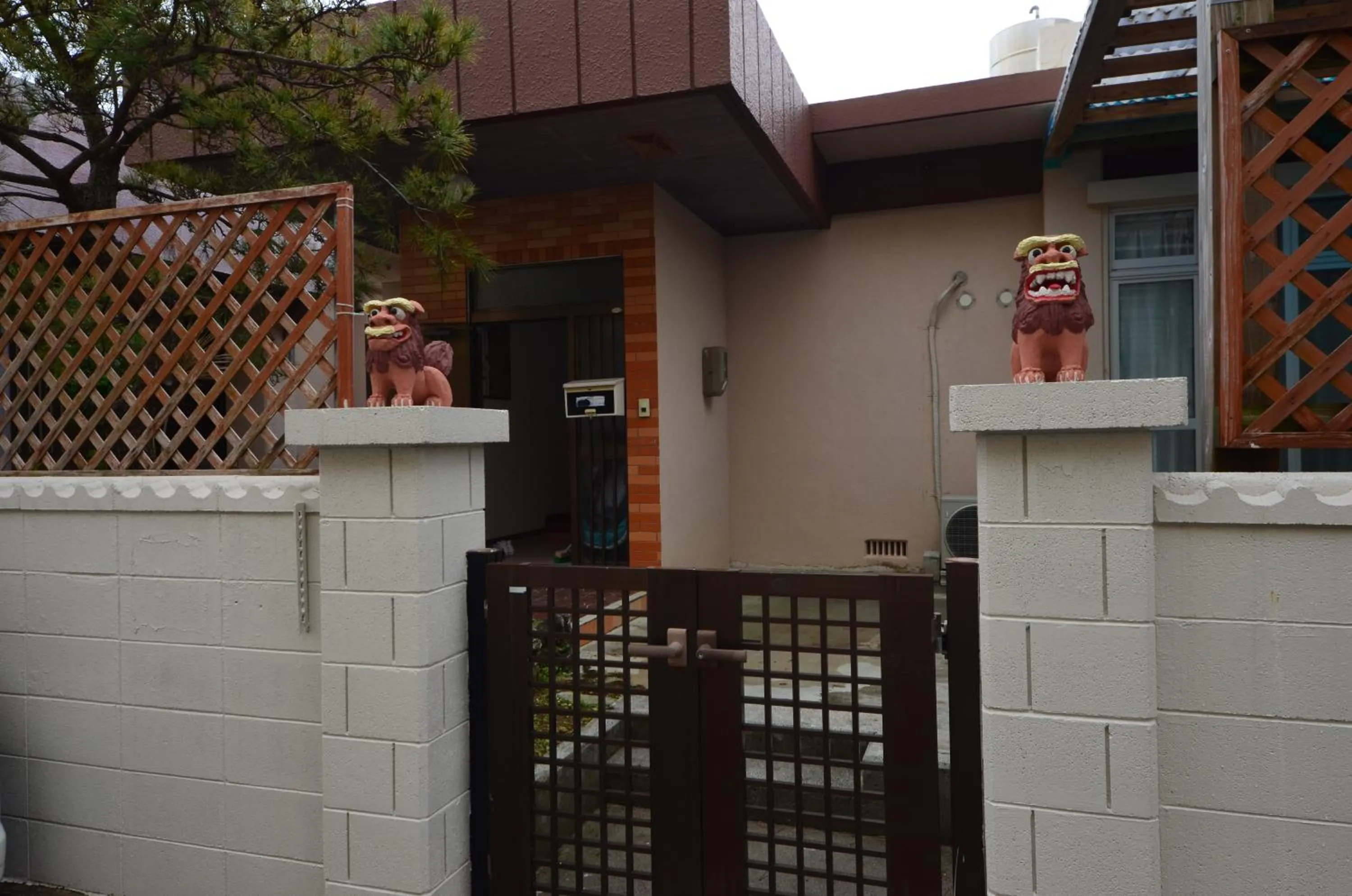 Facade/entrance in Sobe House in Yomitanson