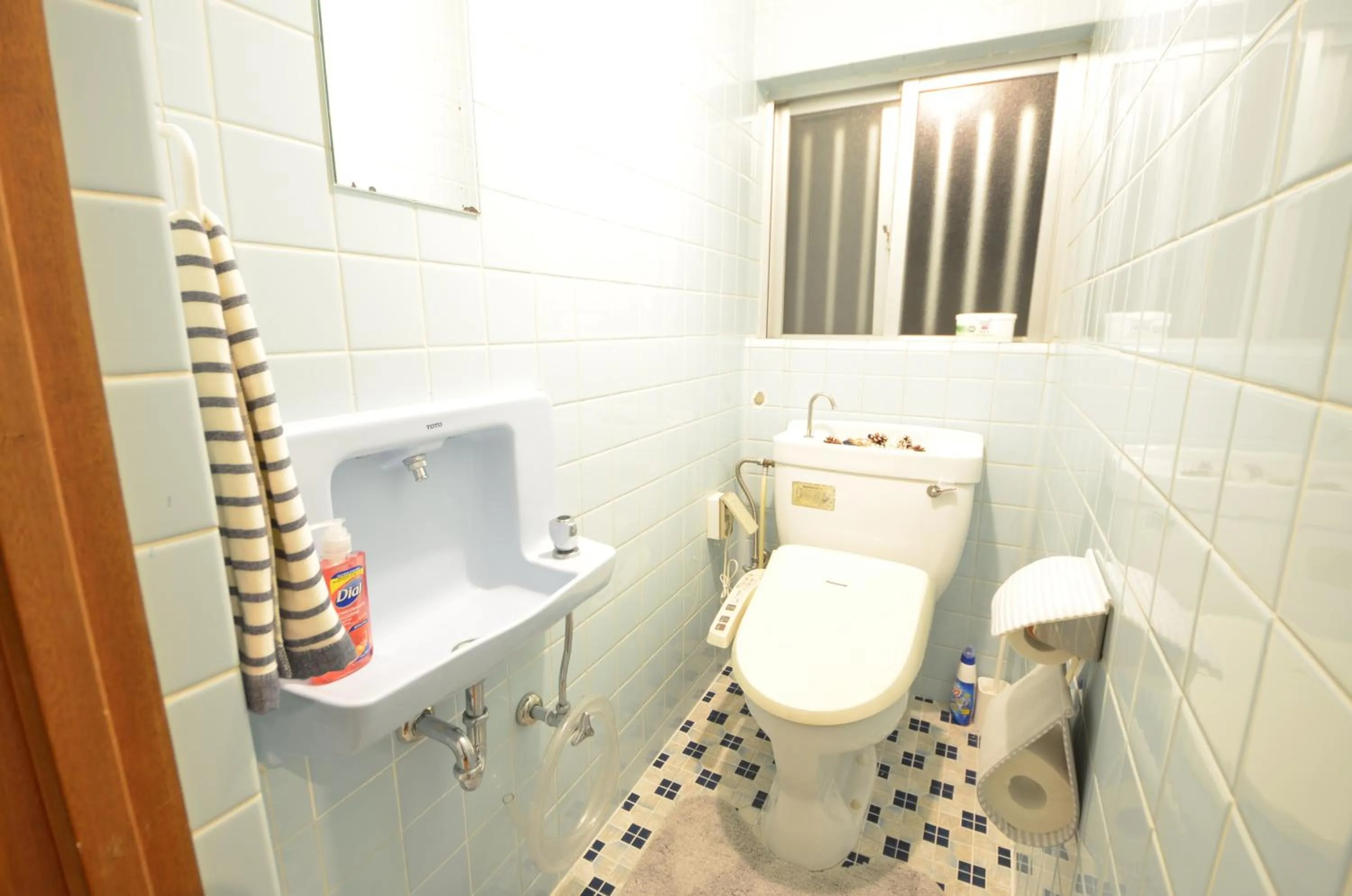 Toilet in Sobe House in Yomitanson