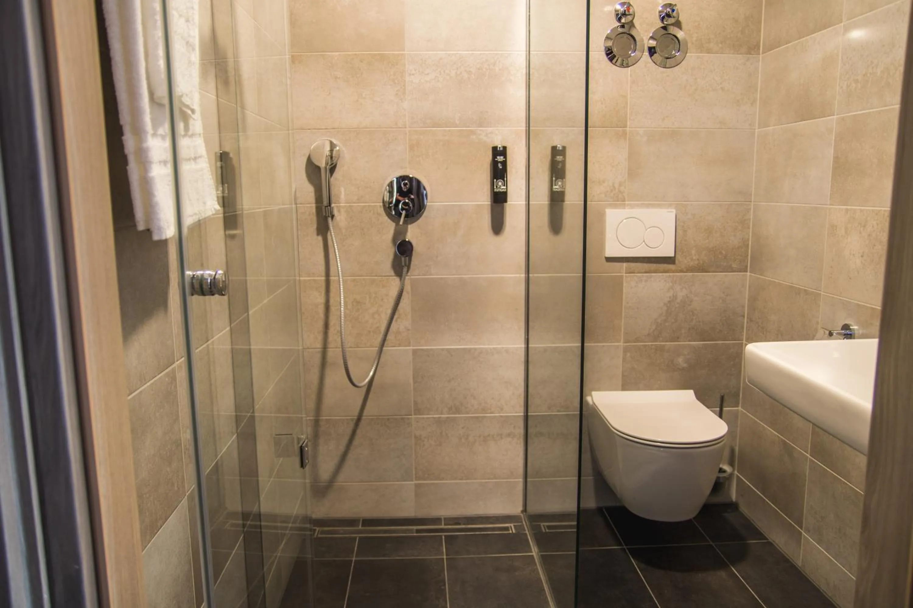Shower in Hayta Hotel Stuttgart Airport Messe