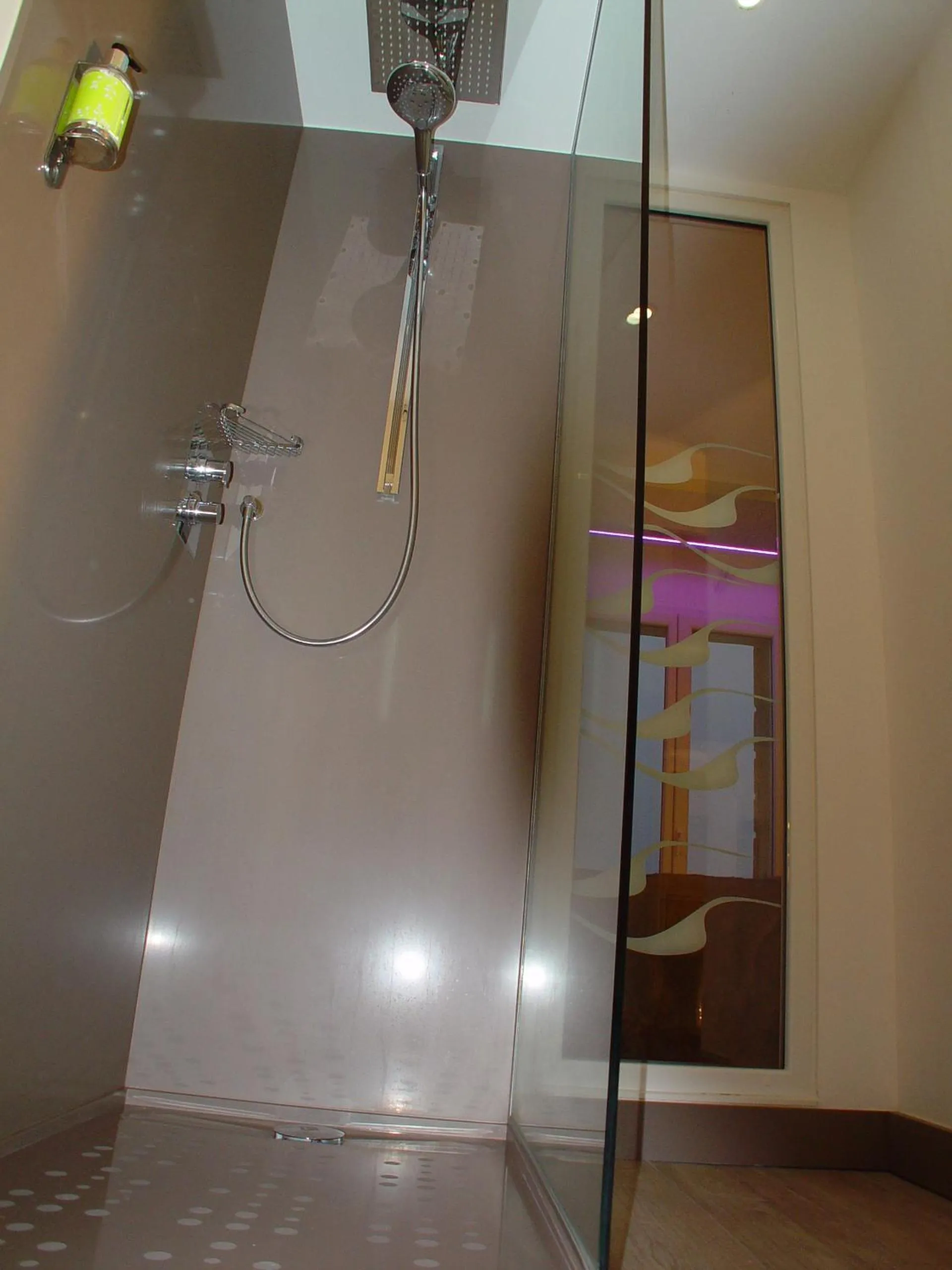 Shower in Hotel et Résidence Le Clos Cerdan