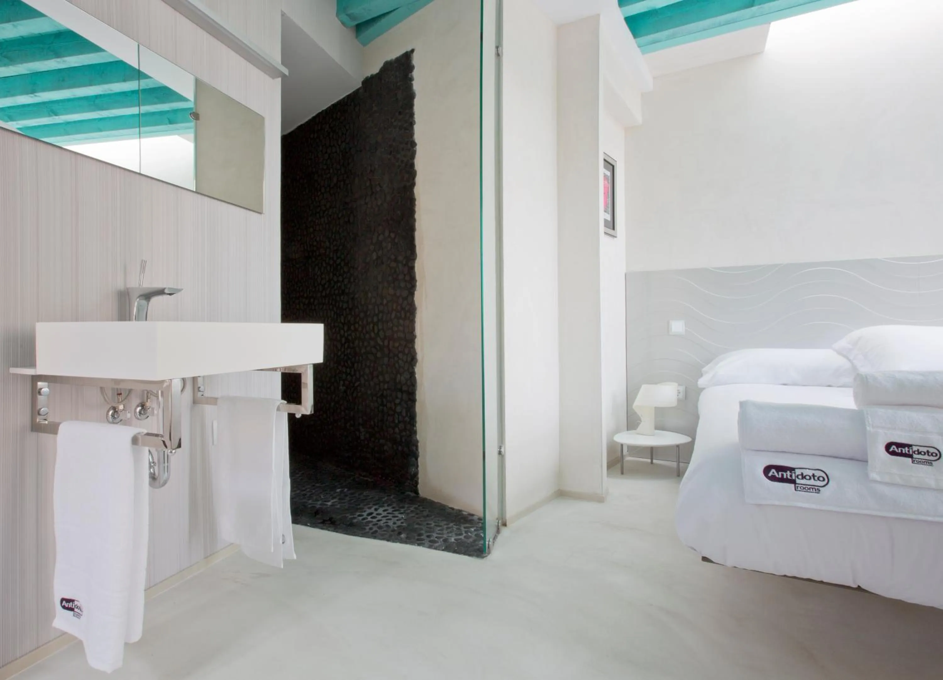 Shower, Bed in Antidoto Rooms San Agustín - Recomendado para adultos