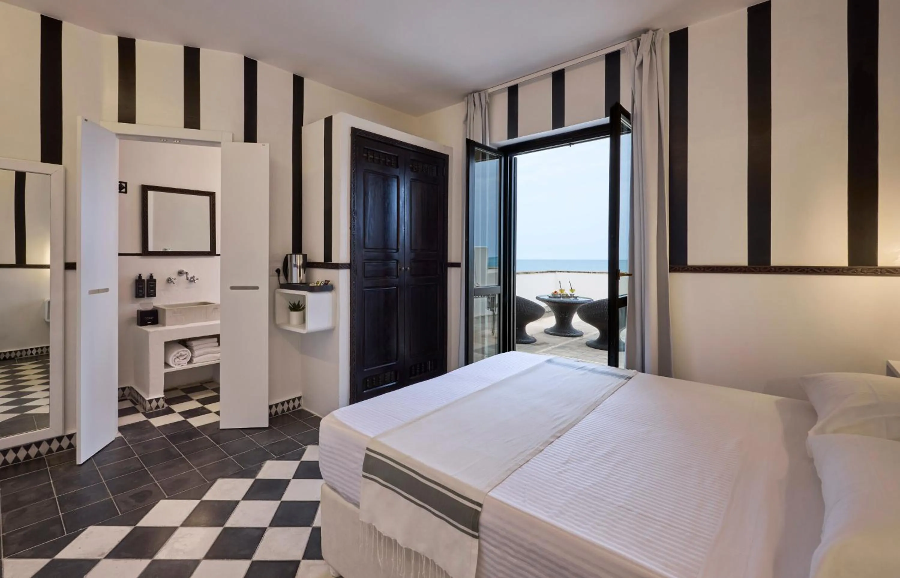 Balcony/Terrace, Bed in La Casa E Il Mare, Private Bay Hotel