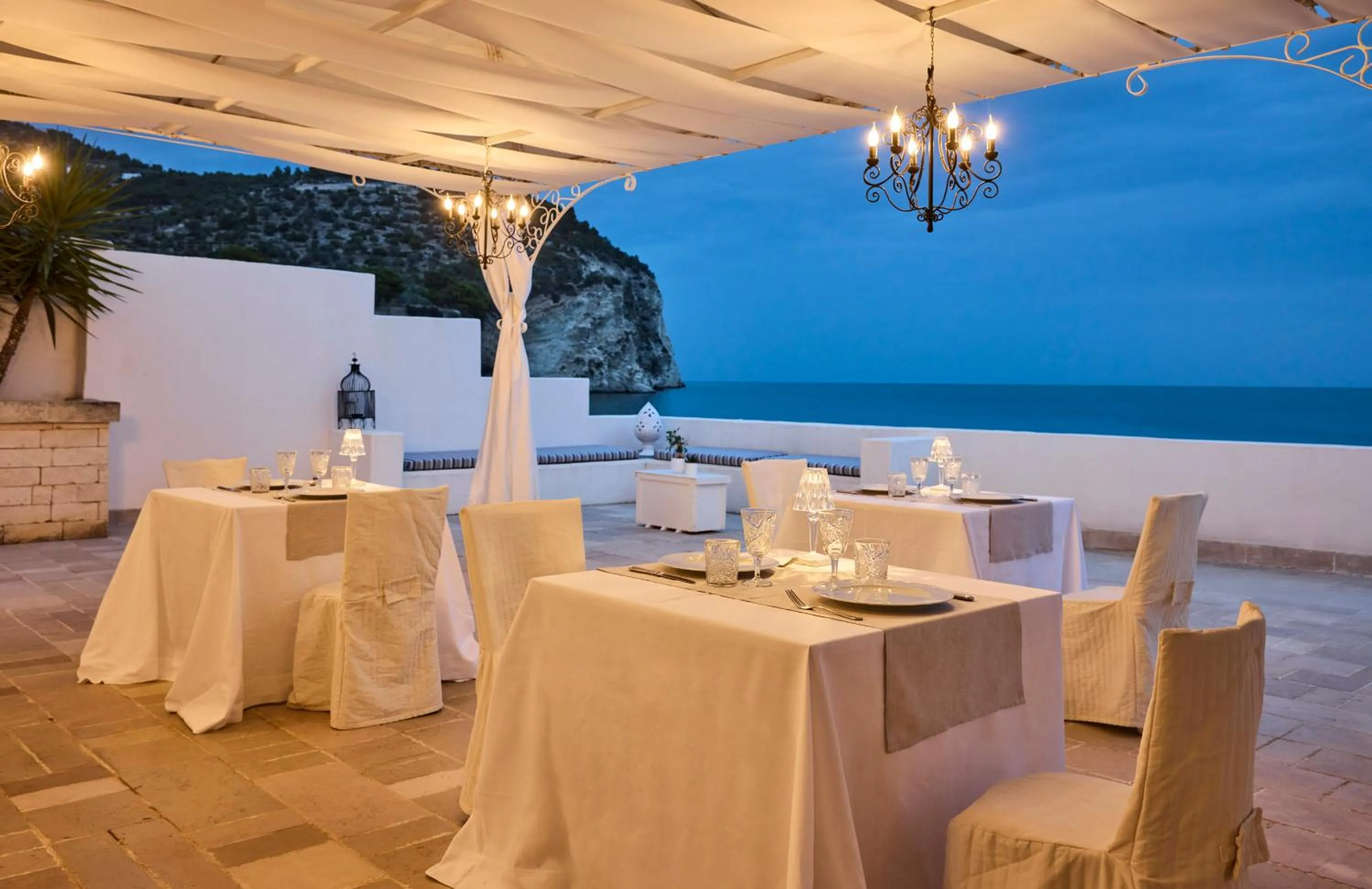 Restaurant/places to eat in La Casa E Il Mare, Private Bay Hotel