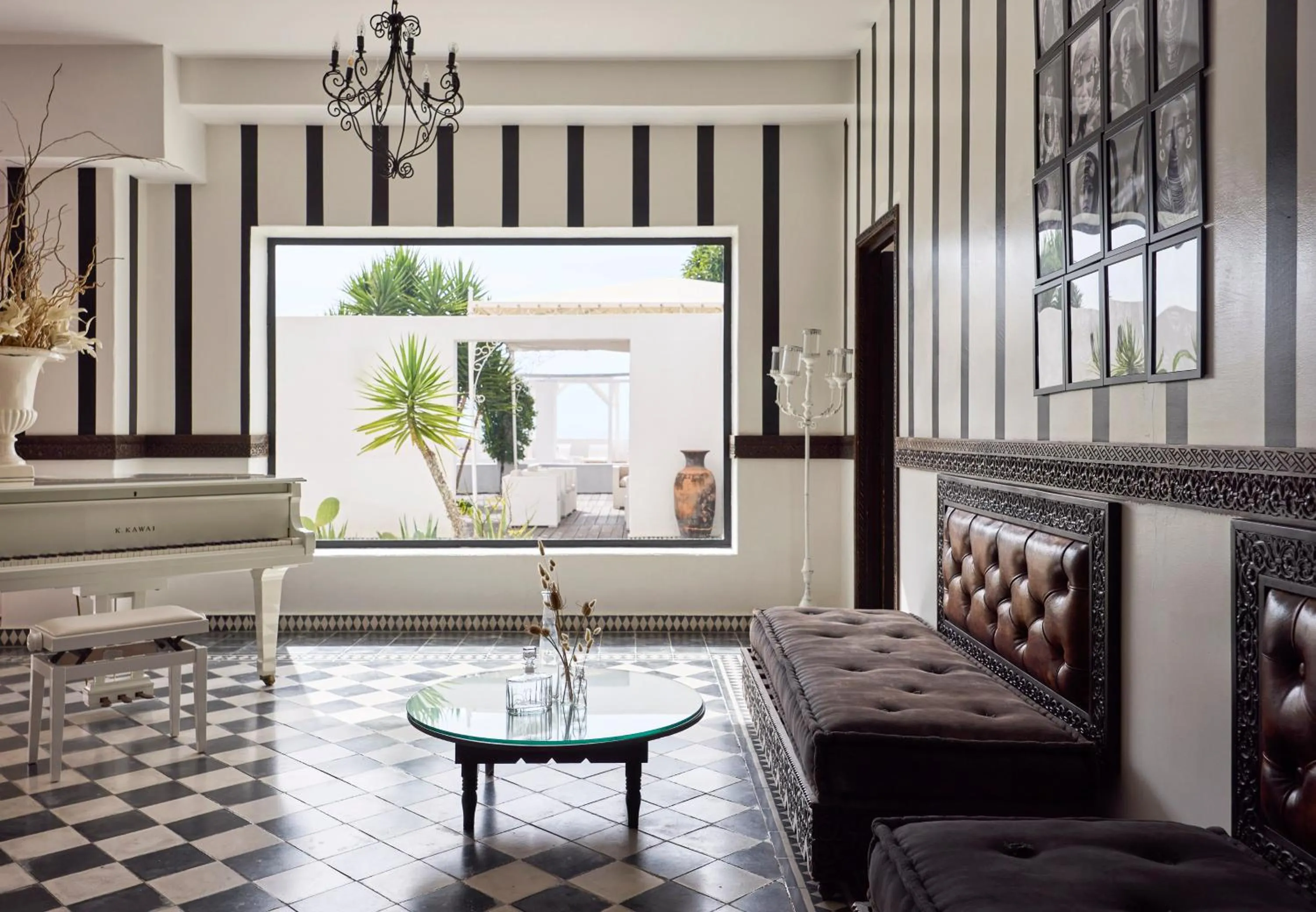 Lounge or bar in La Casa E Il Mare, Private Bay Hotel