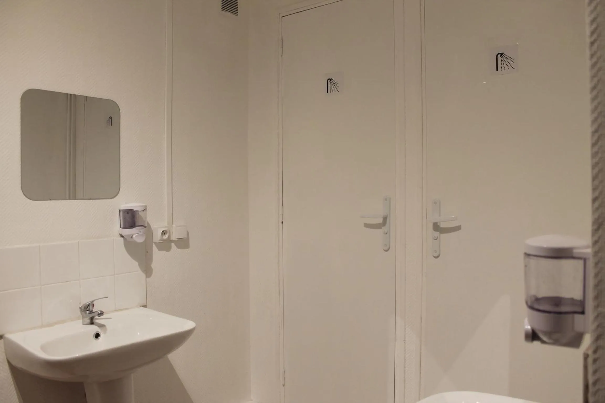 Bathroom in Le Coffice Auberge de Jeunesse