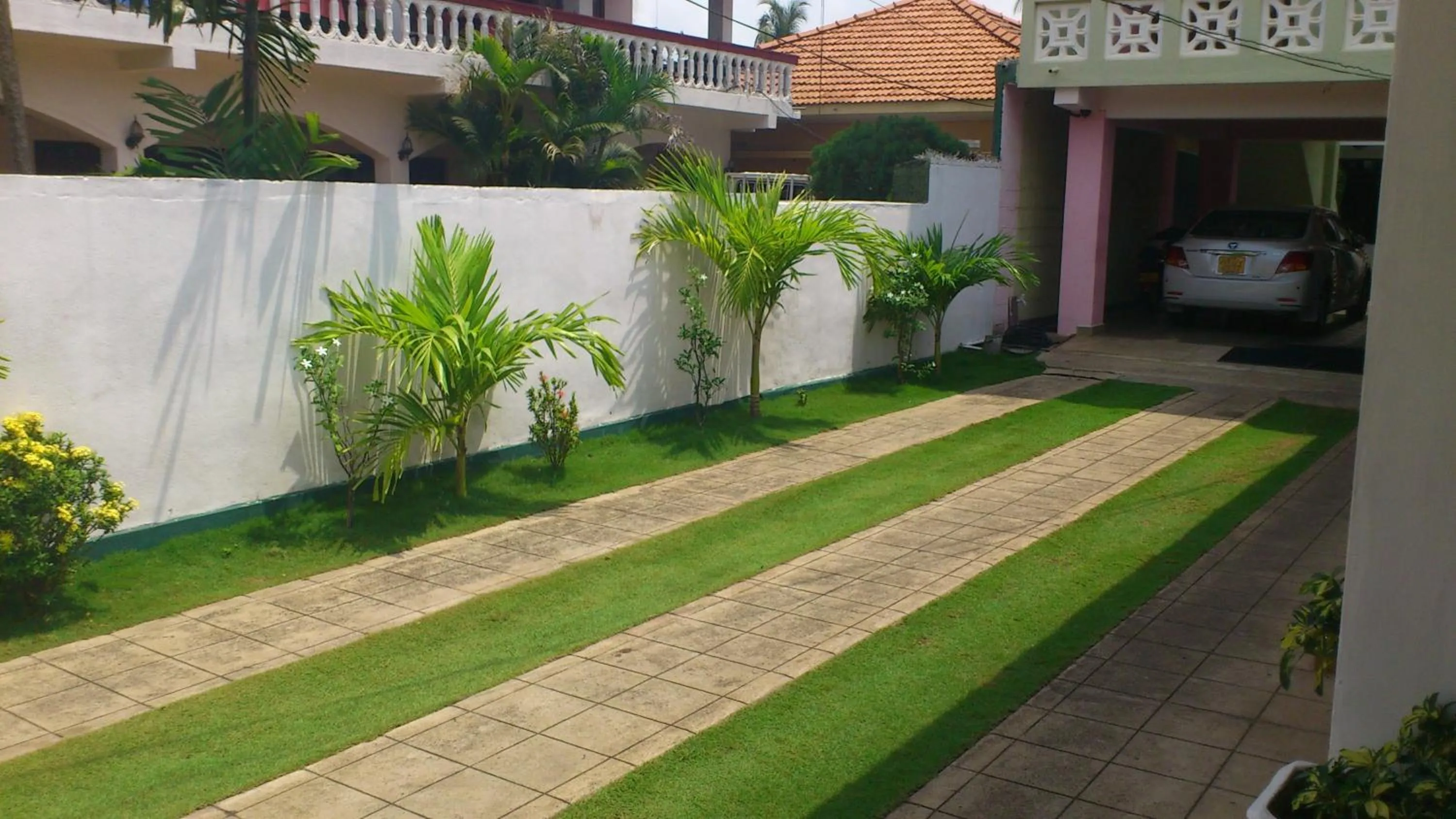 Garden in Ocean View tourist guest house at Negombo beach near the airport