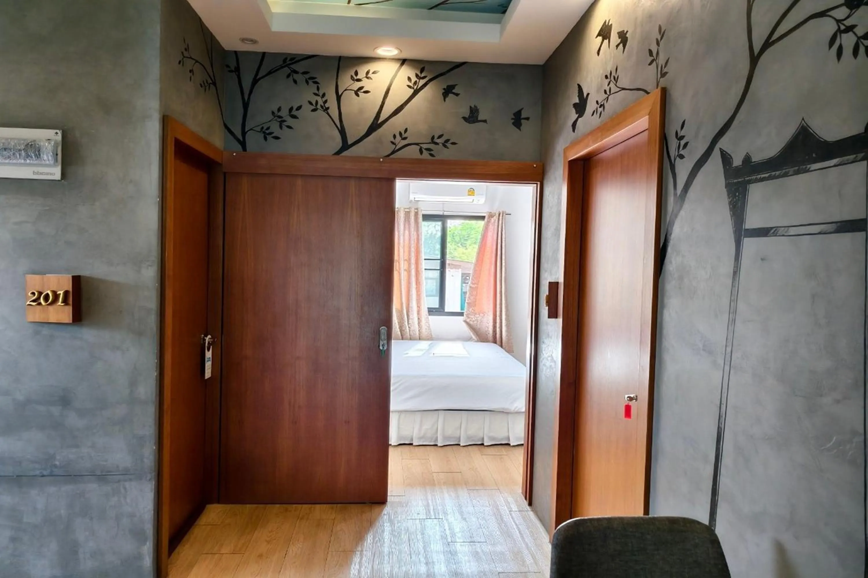 Photo of the whole room, Bed in Lilliput Riverside Bangkachao