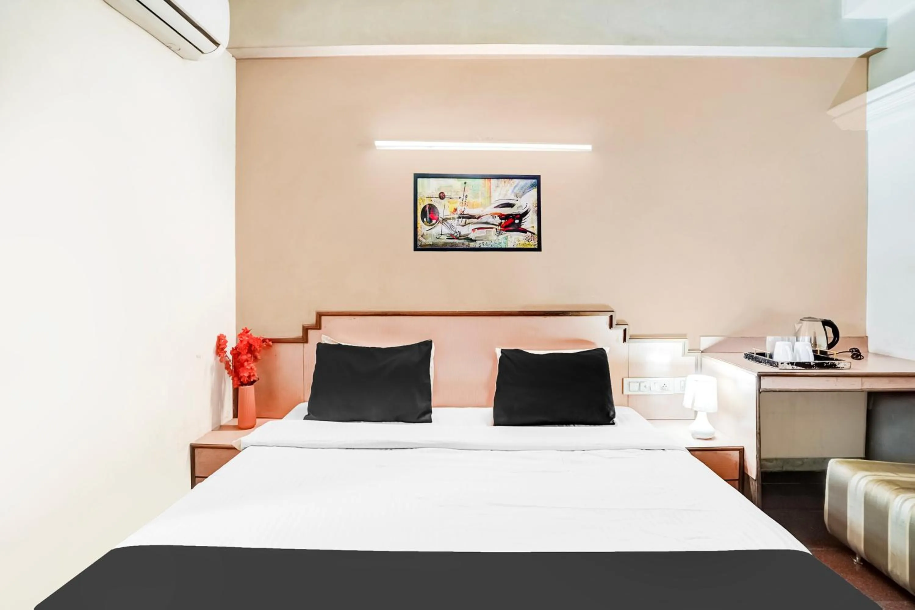 Bedroom, Bed in Super Hotel O Jamalpur Ahmedabad Formerly Hotel Peace