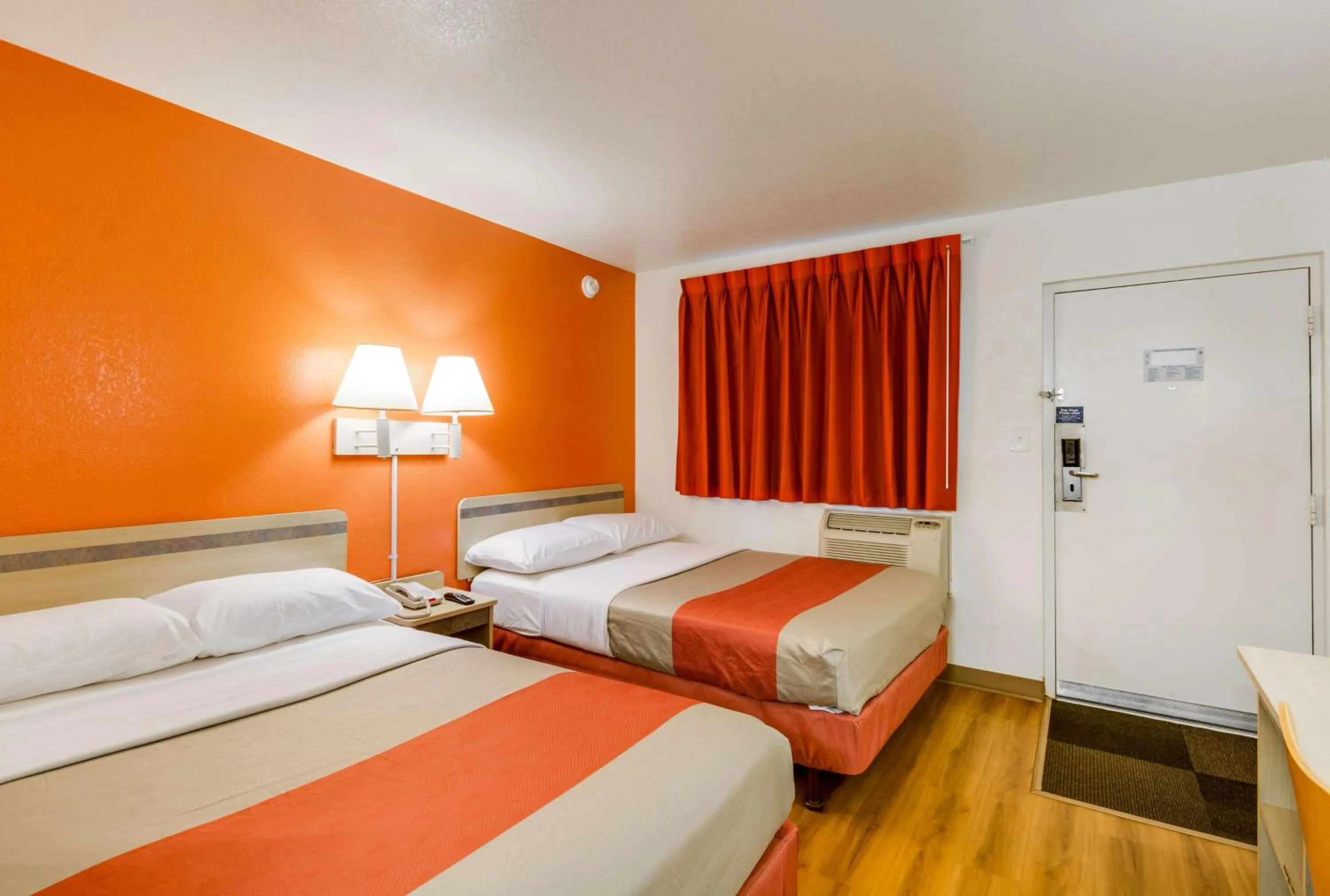 Bedroom, Bed in Motel 6-Schiller Park, IL - Chicago O'Hare