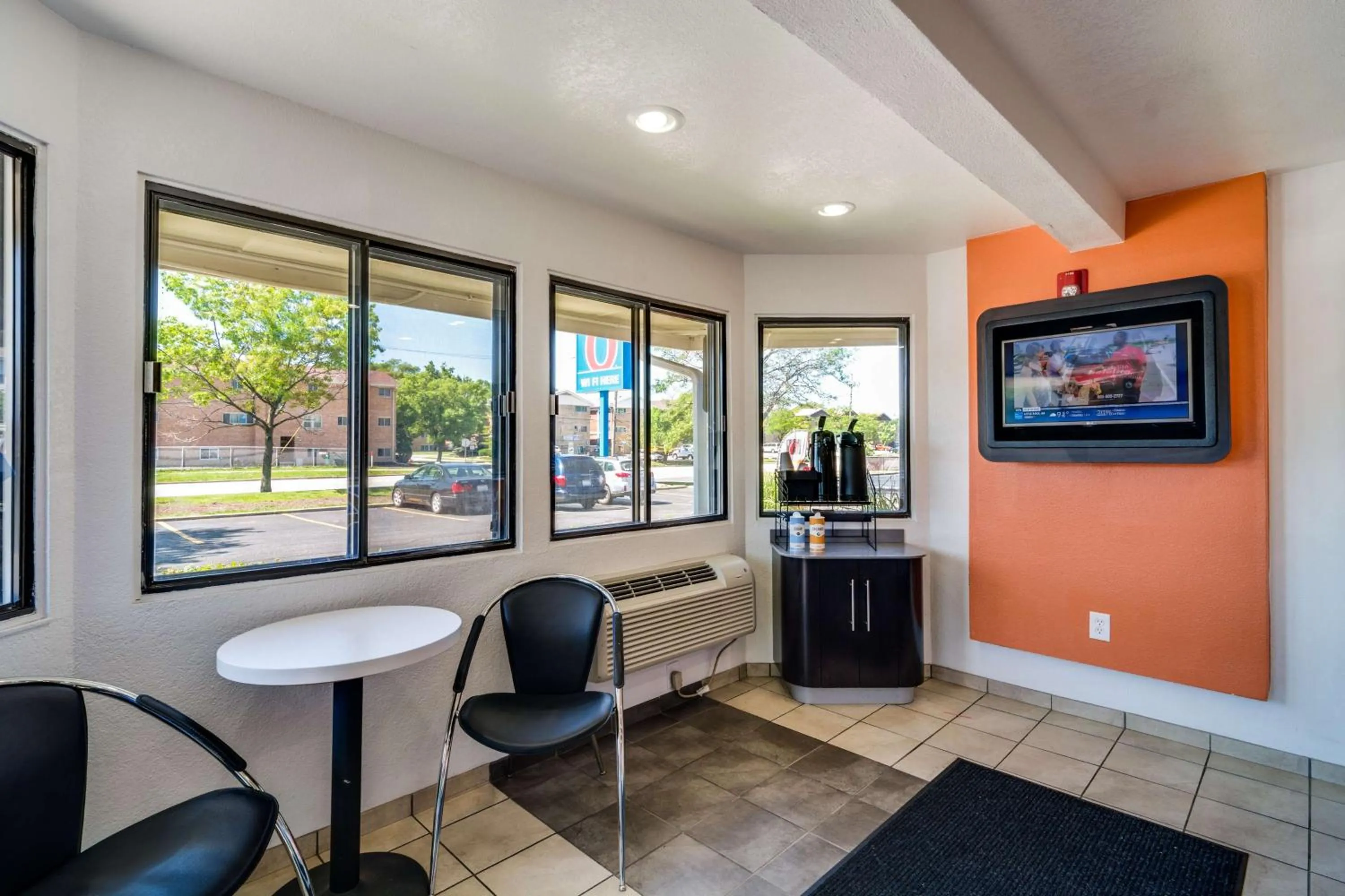 TV and multimedia in Motel 6-Schiller Park, IL - Chicago O'Hare