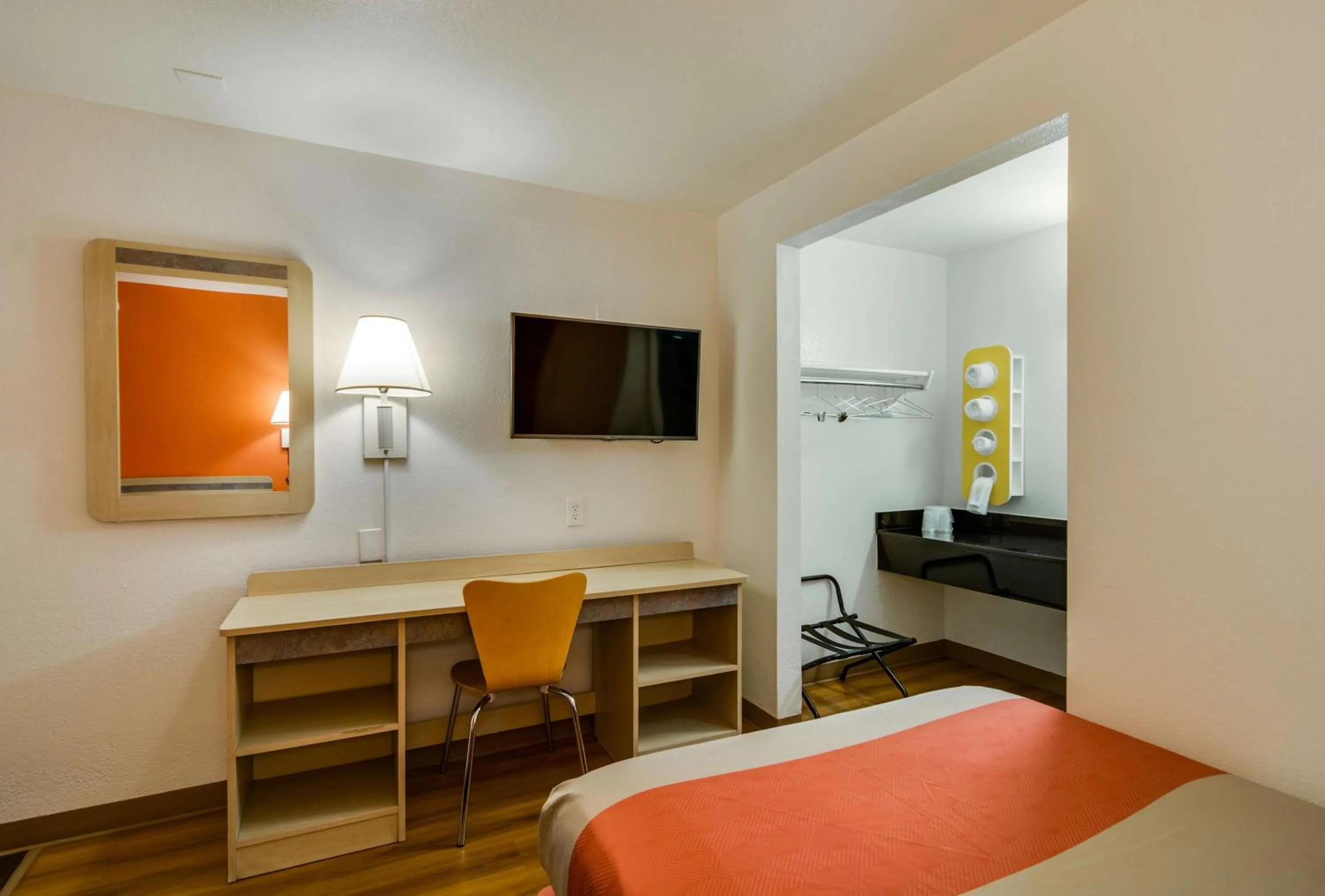 TV and multimedia, Bed in Motel 6-Schiller Park, IL - Chicago O'Hare