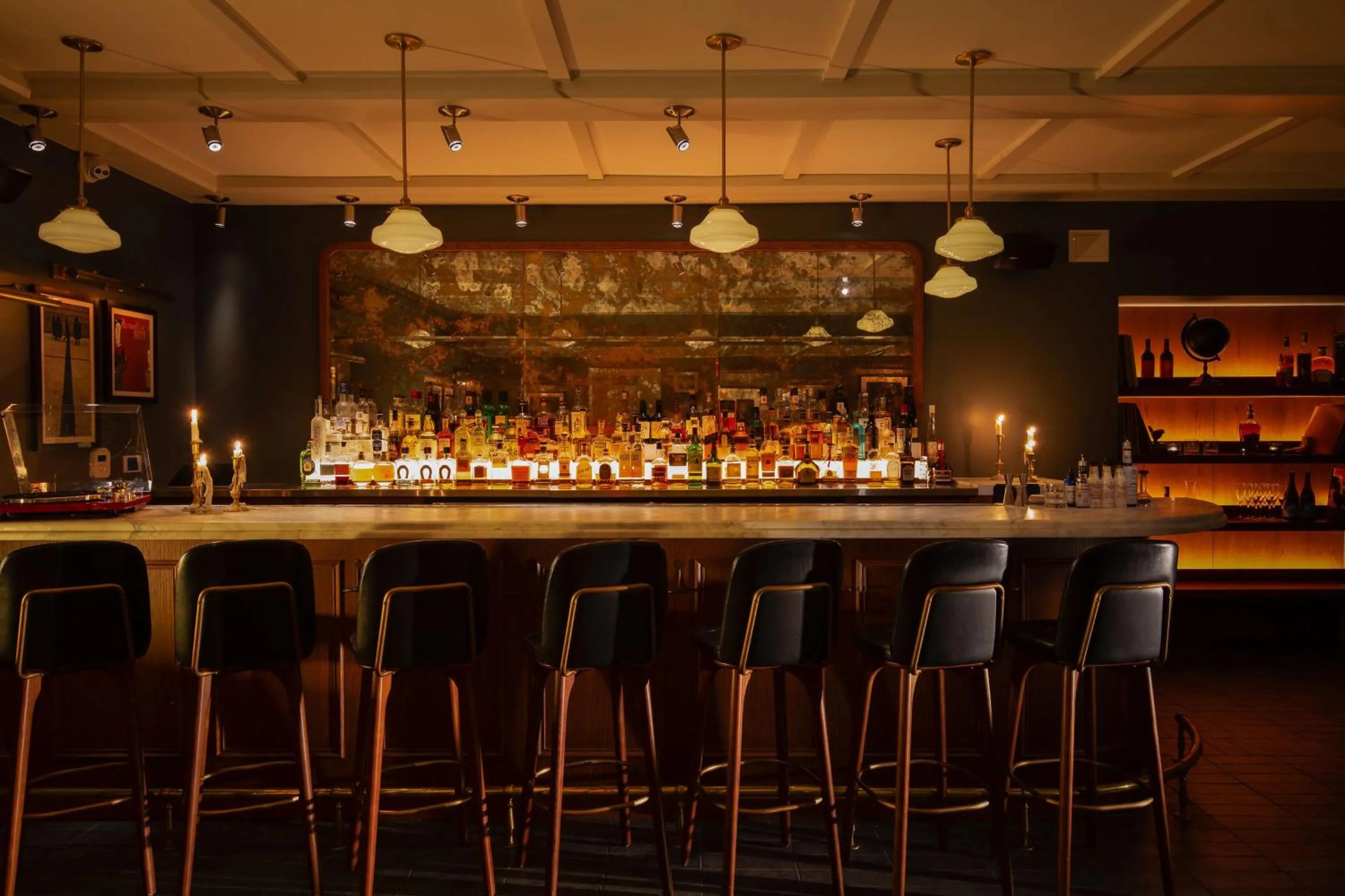 Lounge or bar in The Drayton Hotel Savannah, Curio Collection by Hilton