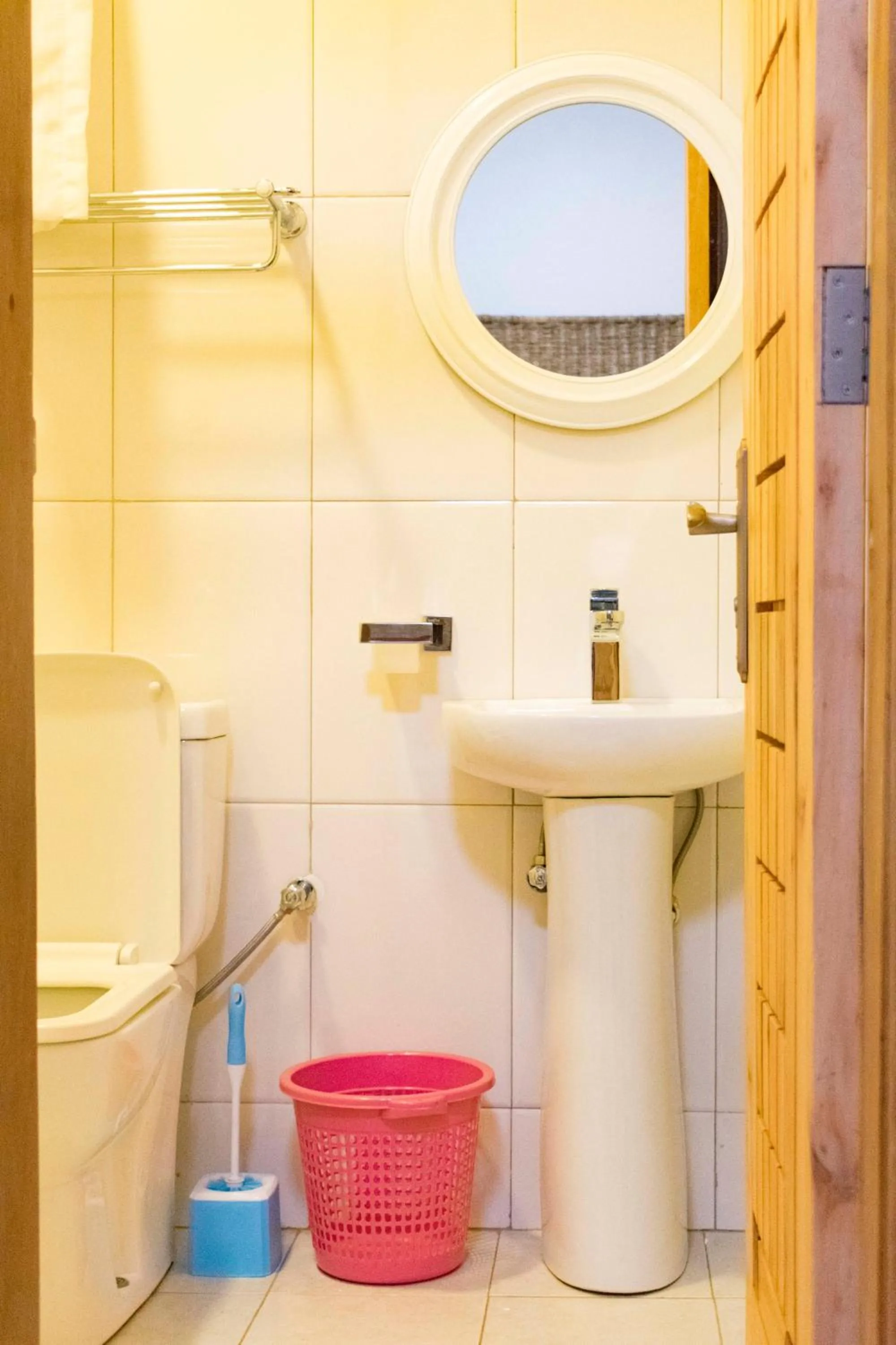Toilet in Tooro Fairway Hotel