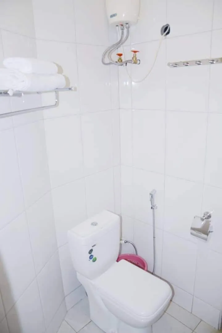 Shower in Tooro Fairway Hotel