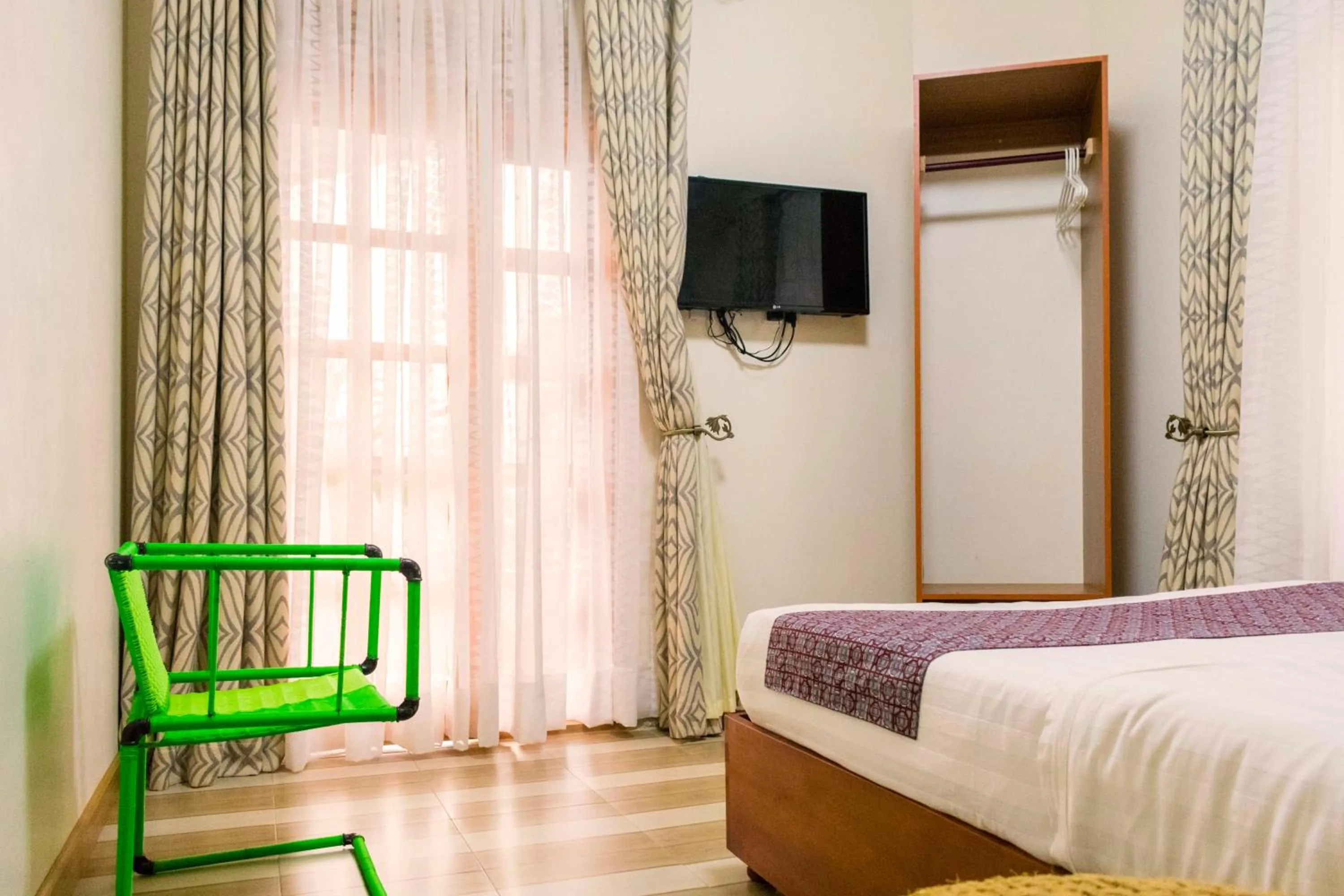 TV and multimedia, Bed in Tooro Fairway Hotel