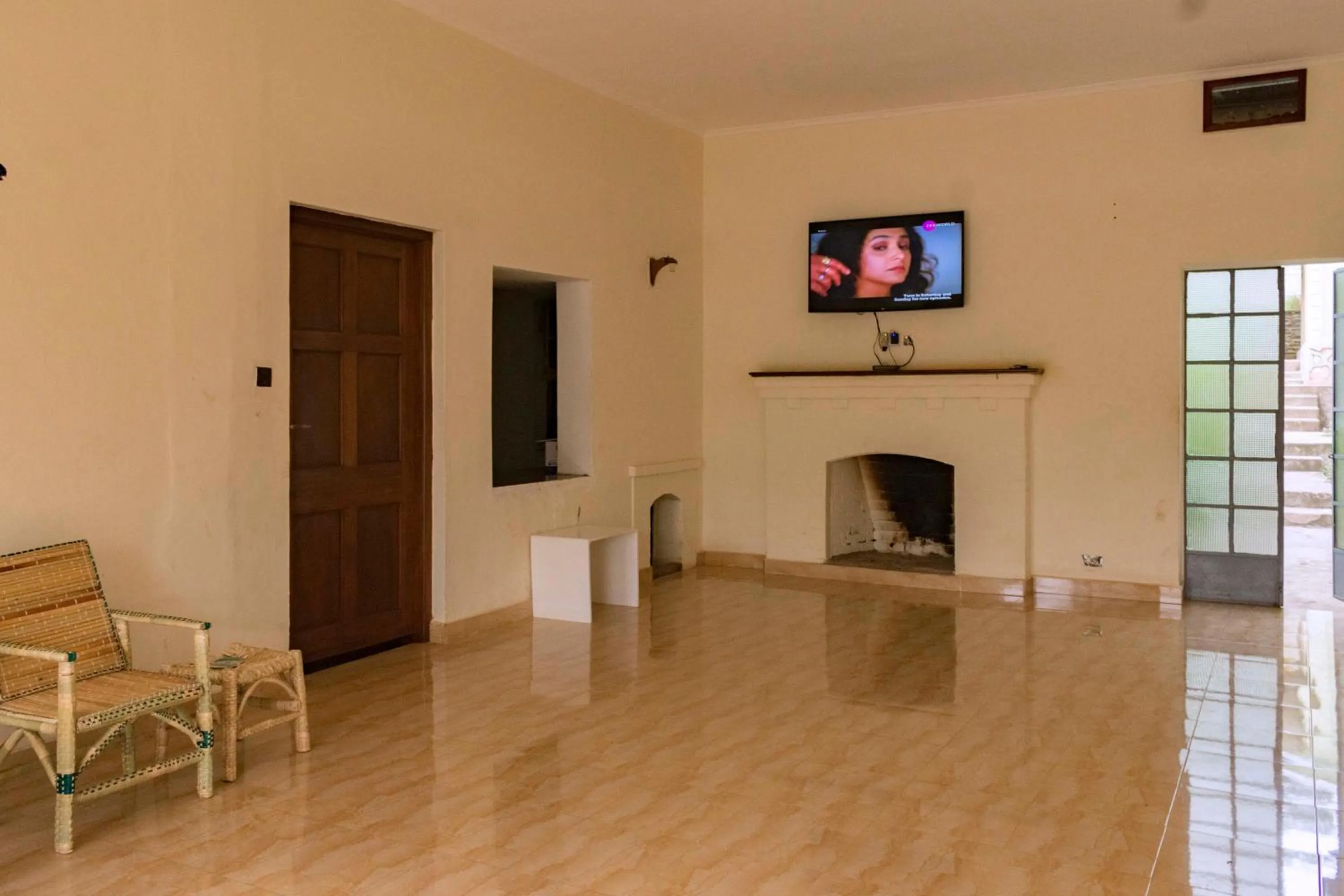 Communal lounge/ TV room in Tooro Fairway Hotel