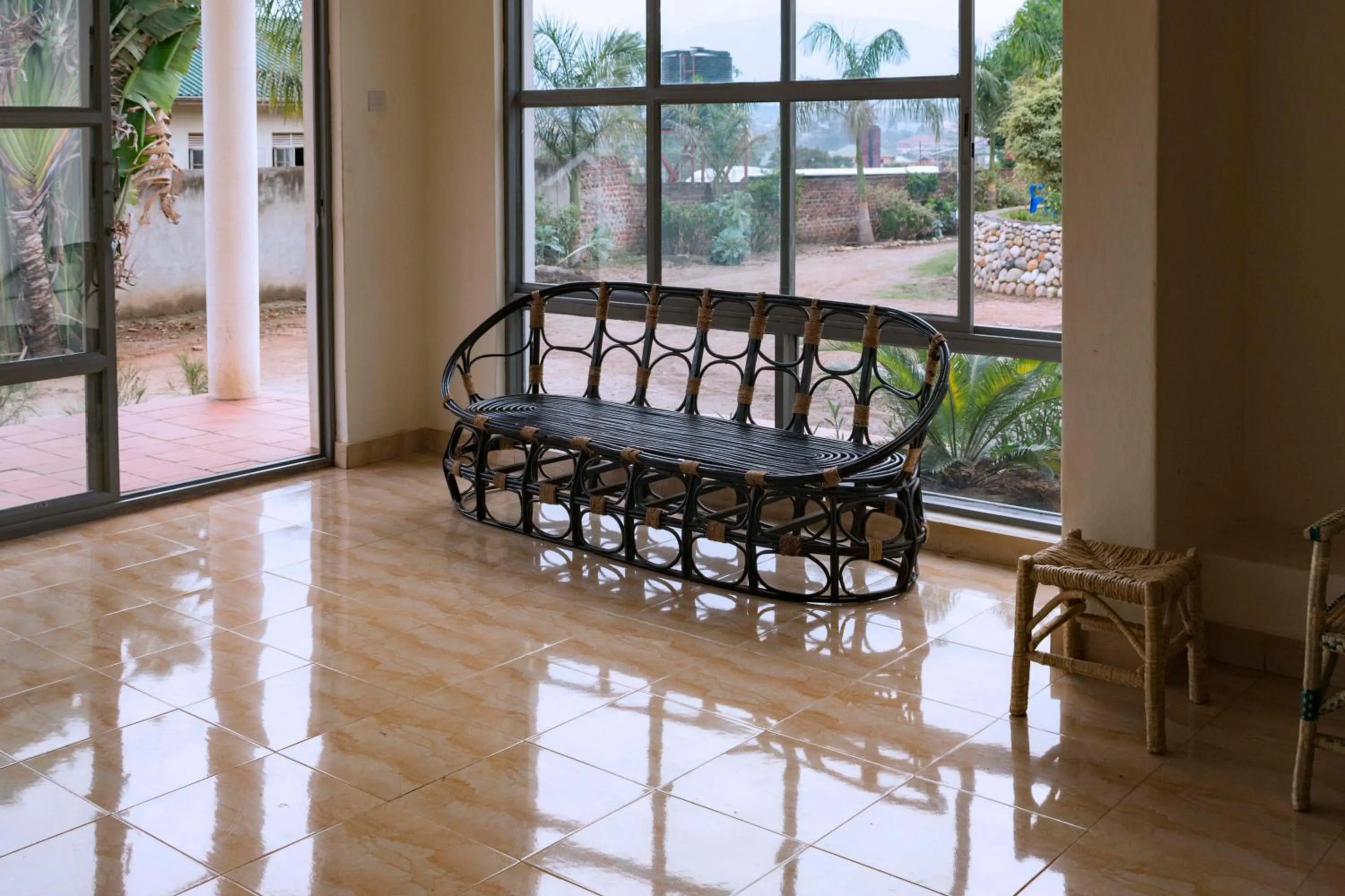 Communal lounge/ TV room in Tooro Fairway Hotel