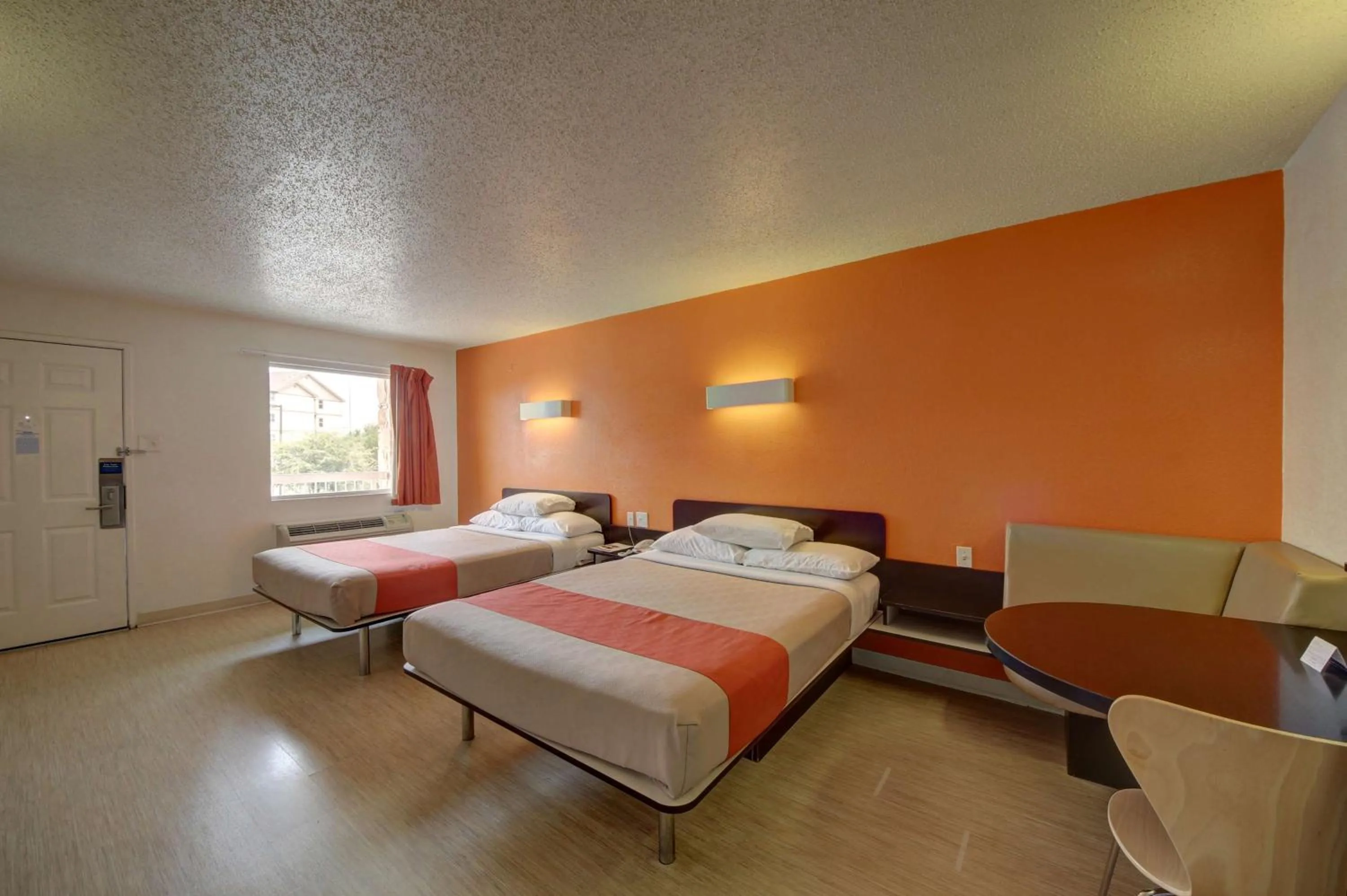 Seating area, Bed in Motel 6-San Antonio, TX - Downtown - Market Square