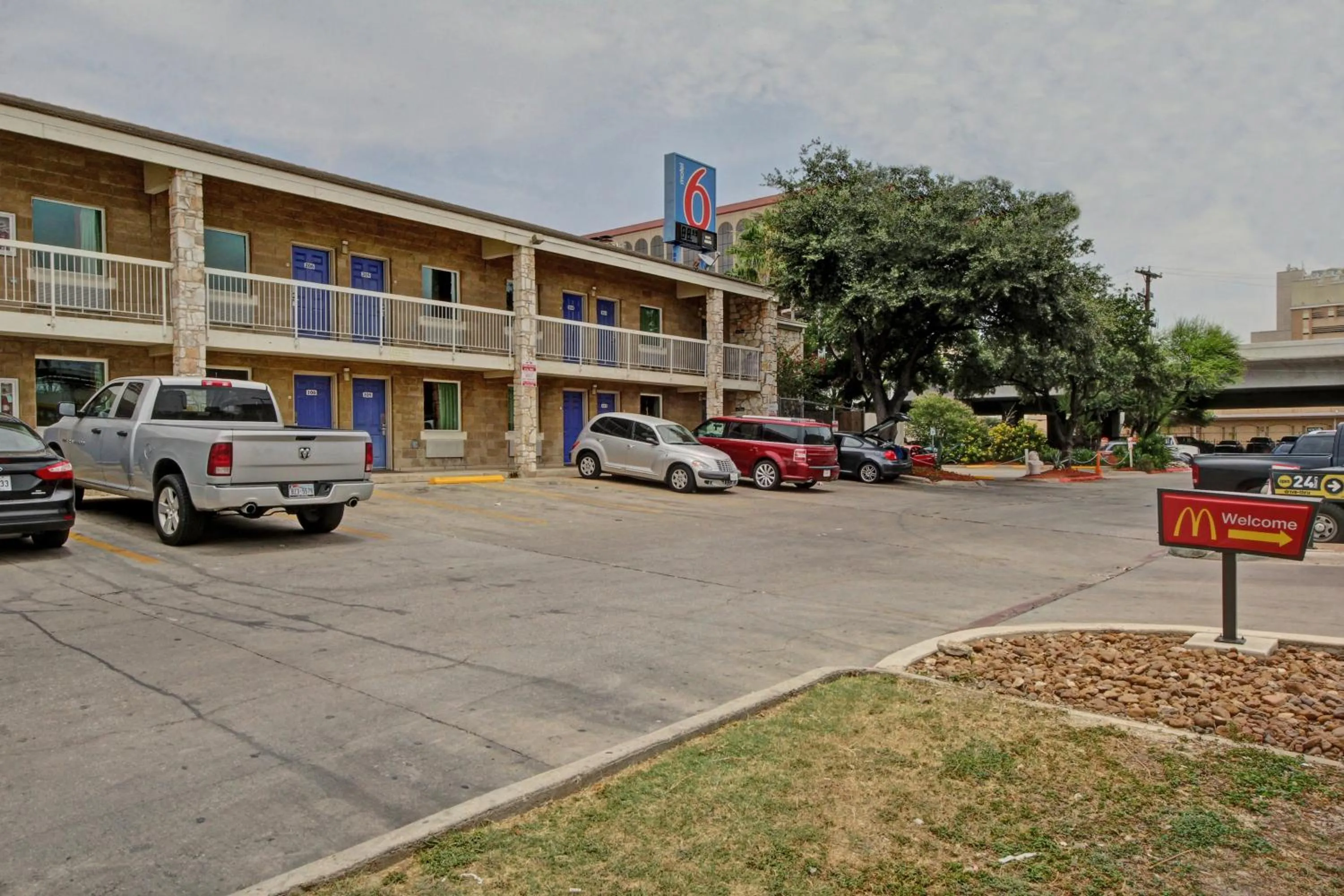 Facade/entrance in Motel 6-San Antonio, TX - Downtown - Market Square