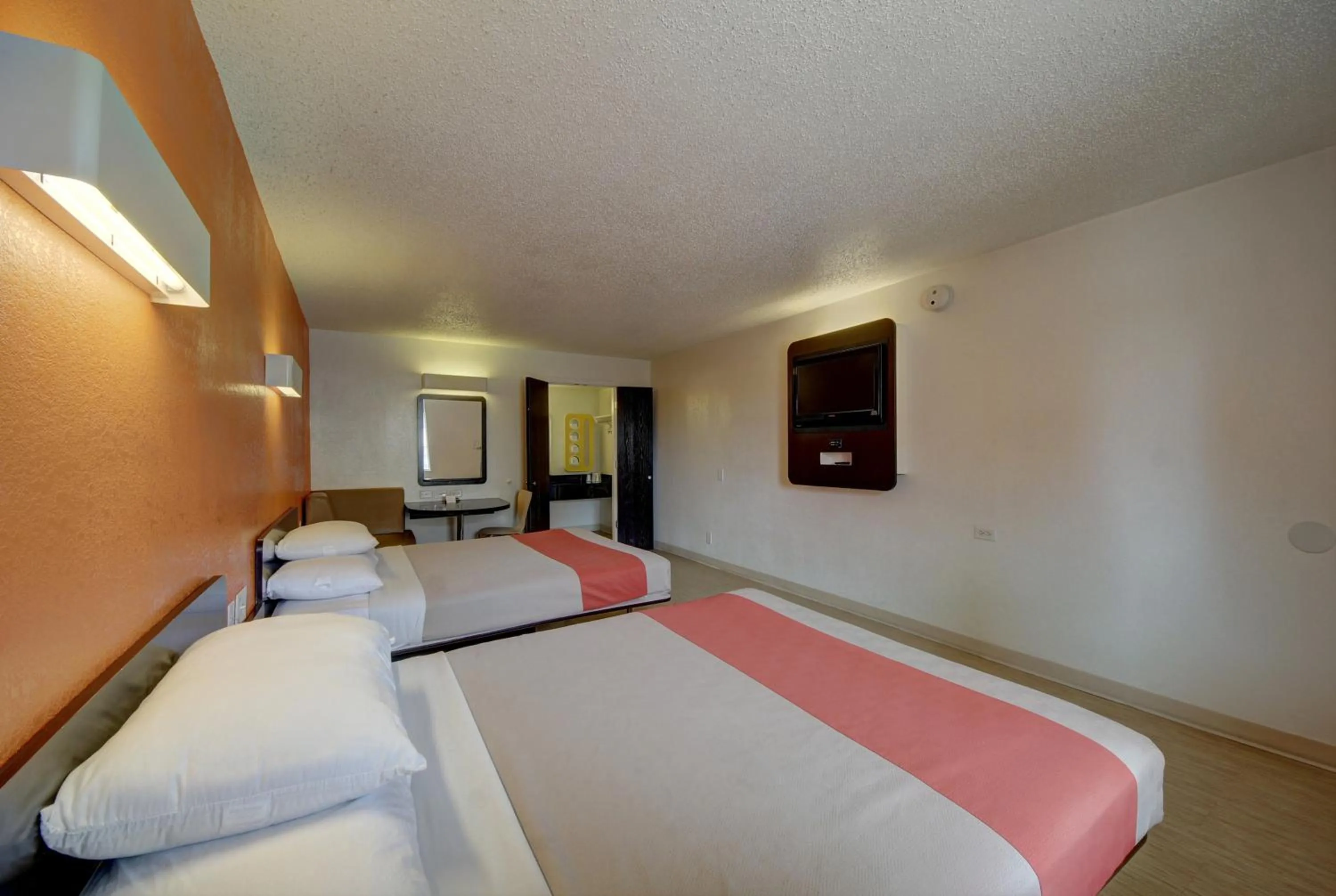 Bedroom, Bed in Motel 6-San Antonio, TX - Downtown - Market Square
