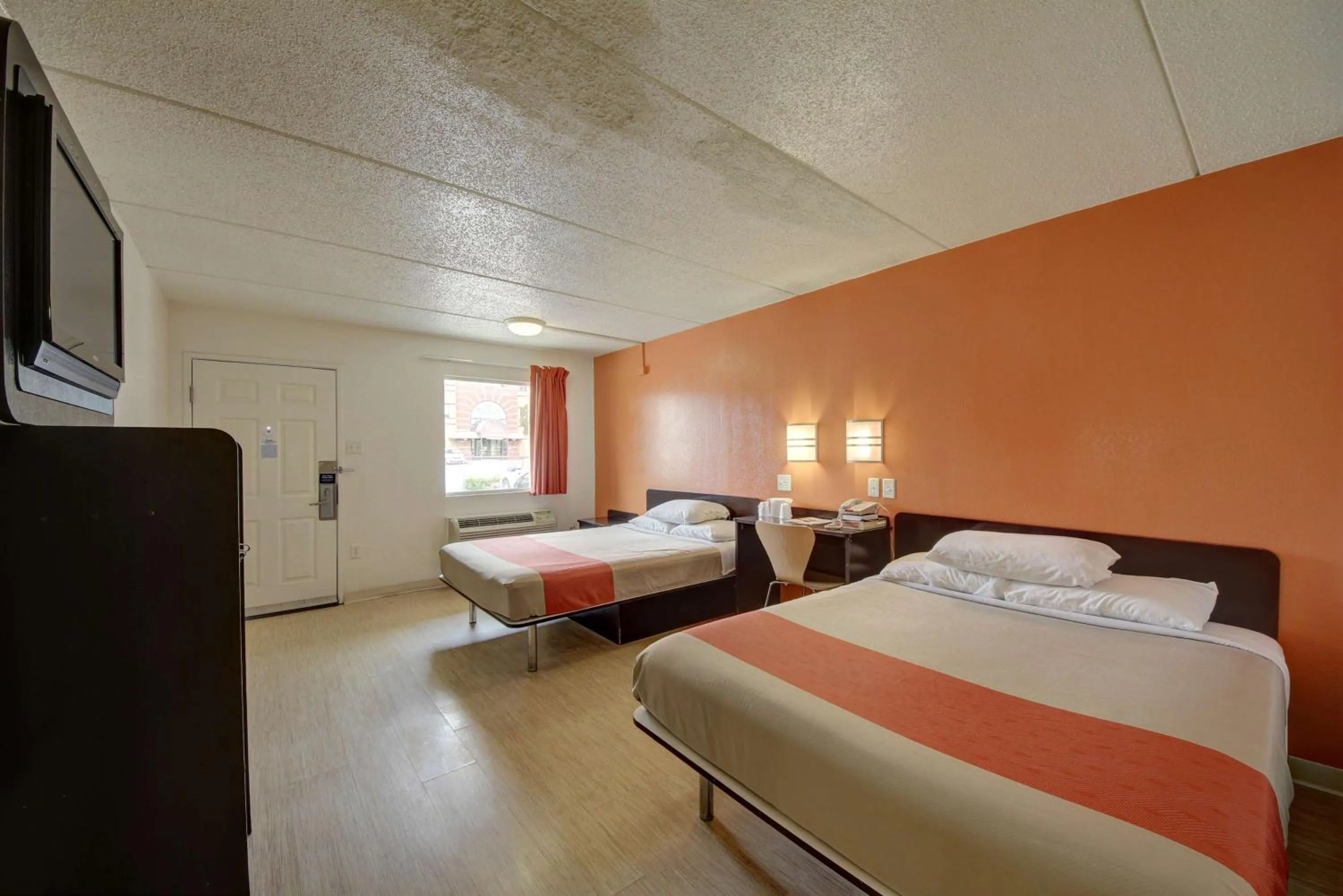 Seating area, Bed in Motel 6-San Antonio, TX - Downtown - Market Square