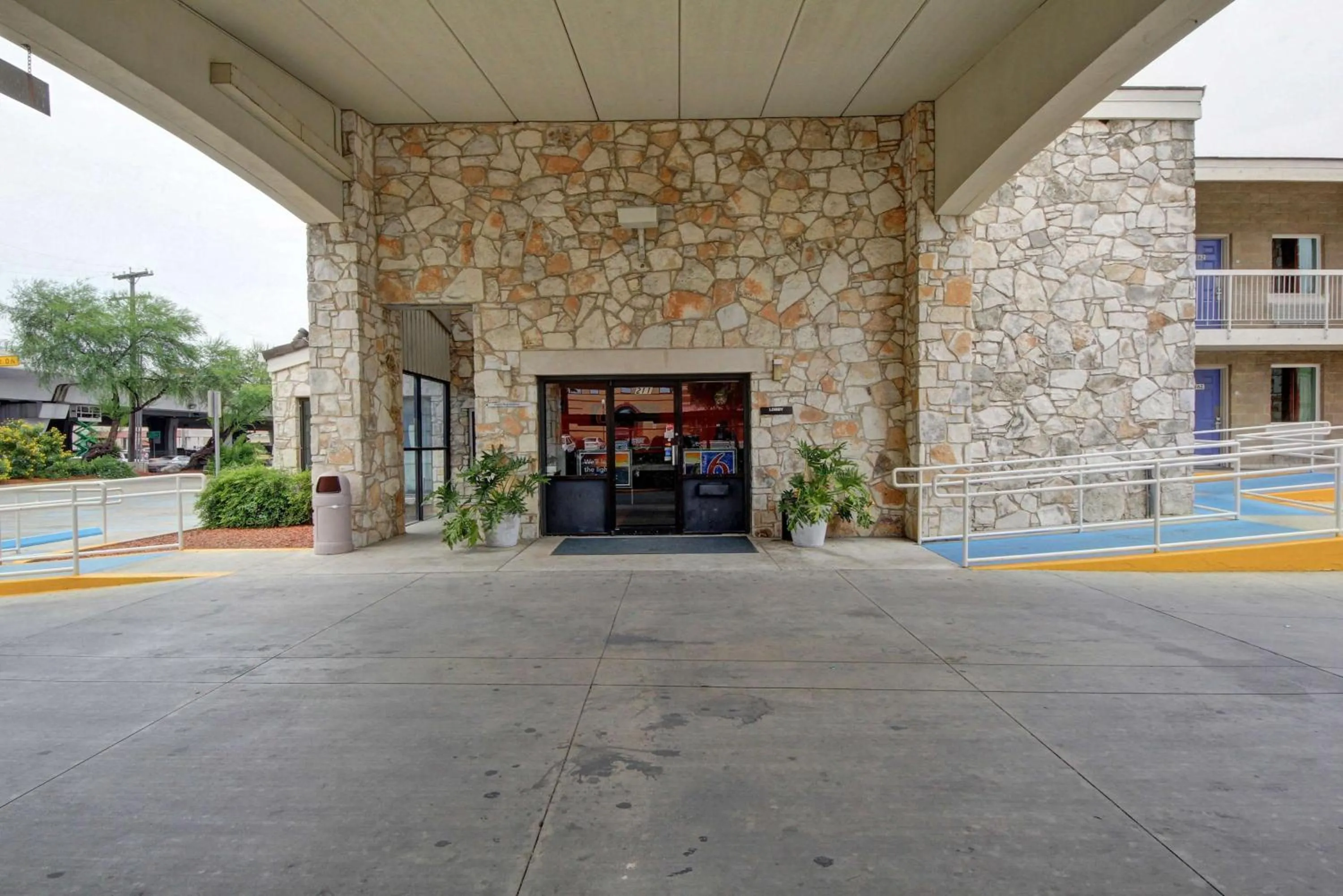 Property building in Motel 6-San Antonio, TX - Downtown - Market Square