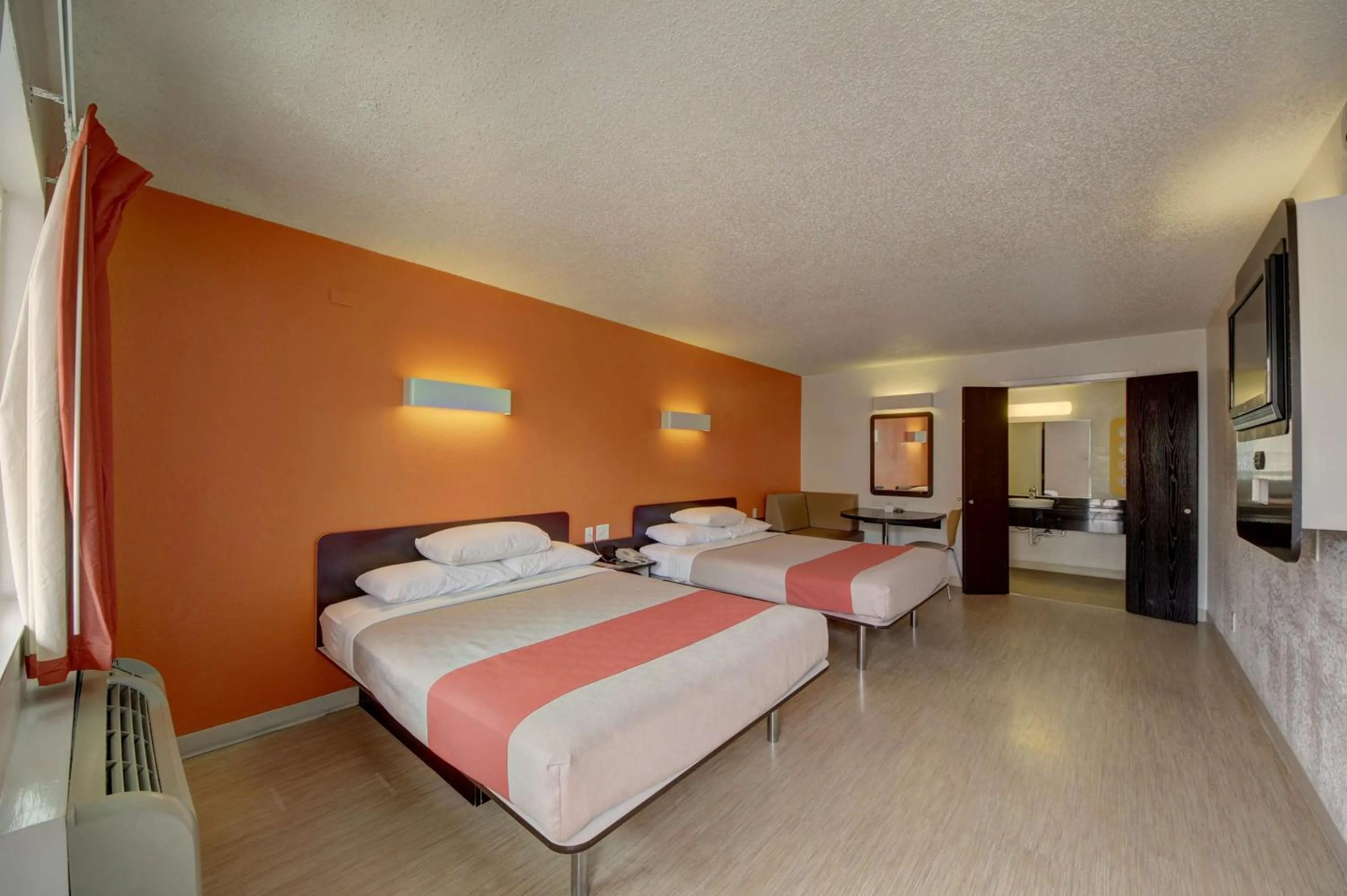 Bathroom, Bed in Motel 6-San Antonio, TX - Downtown - Market Square