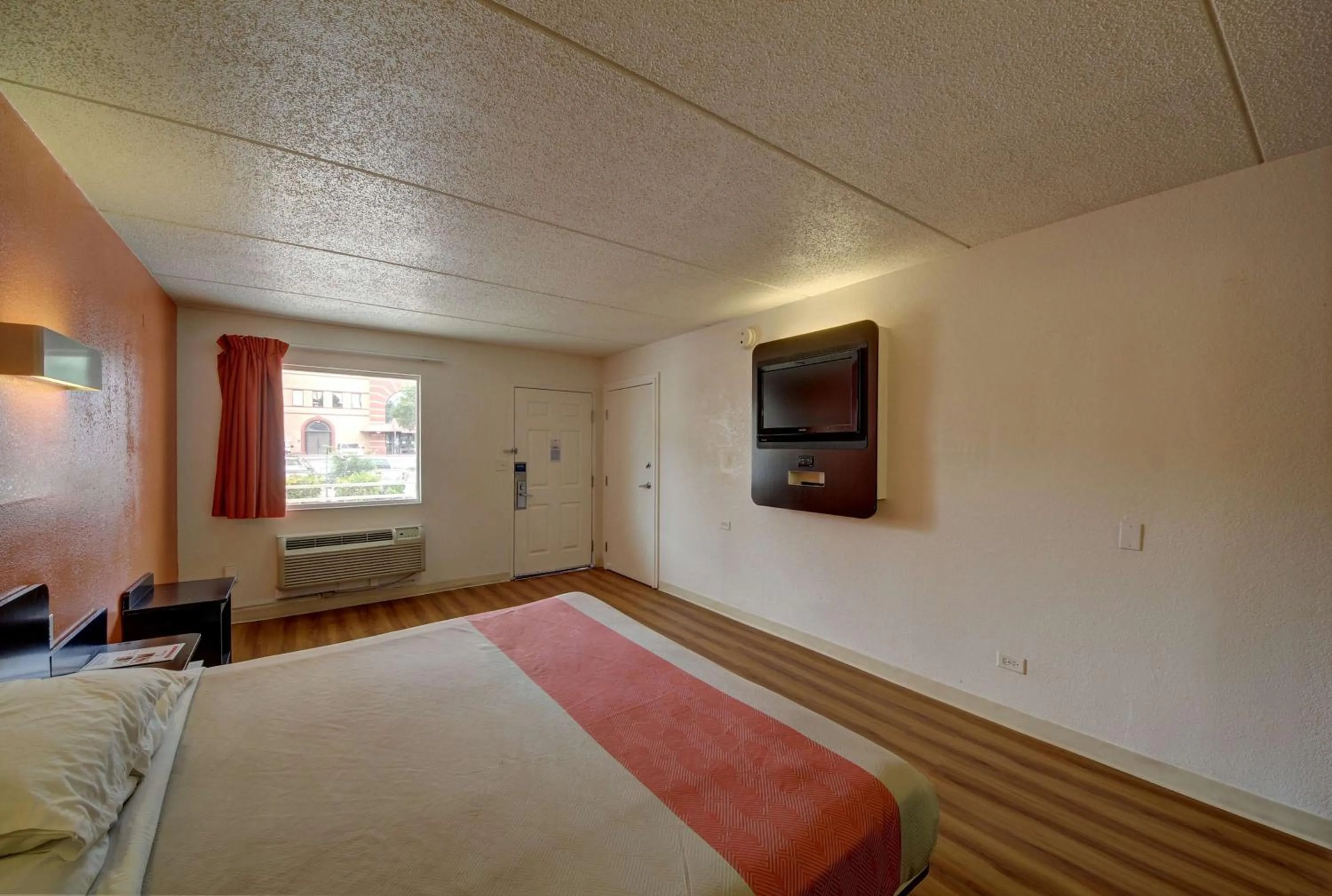 TV and multimedia, Bed in Motel 6-San Antonio, TX - Downtown - Market Square
