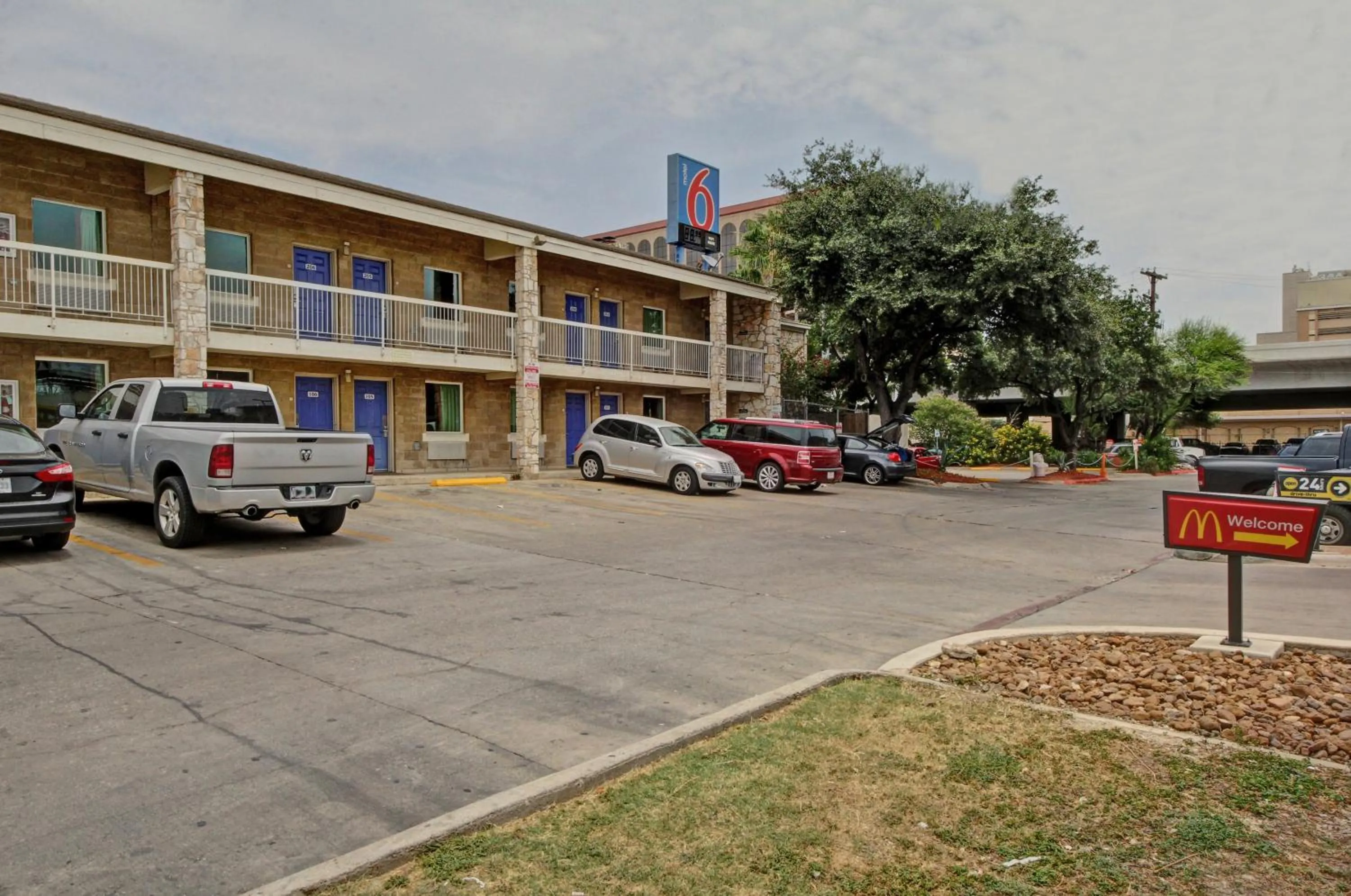 Facade/entrance in Motel 6-San Antonio, TX - Downtown - Market Square