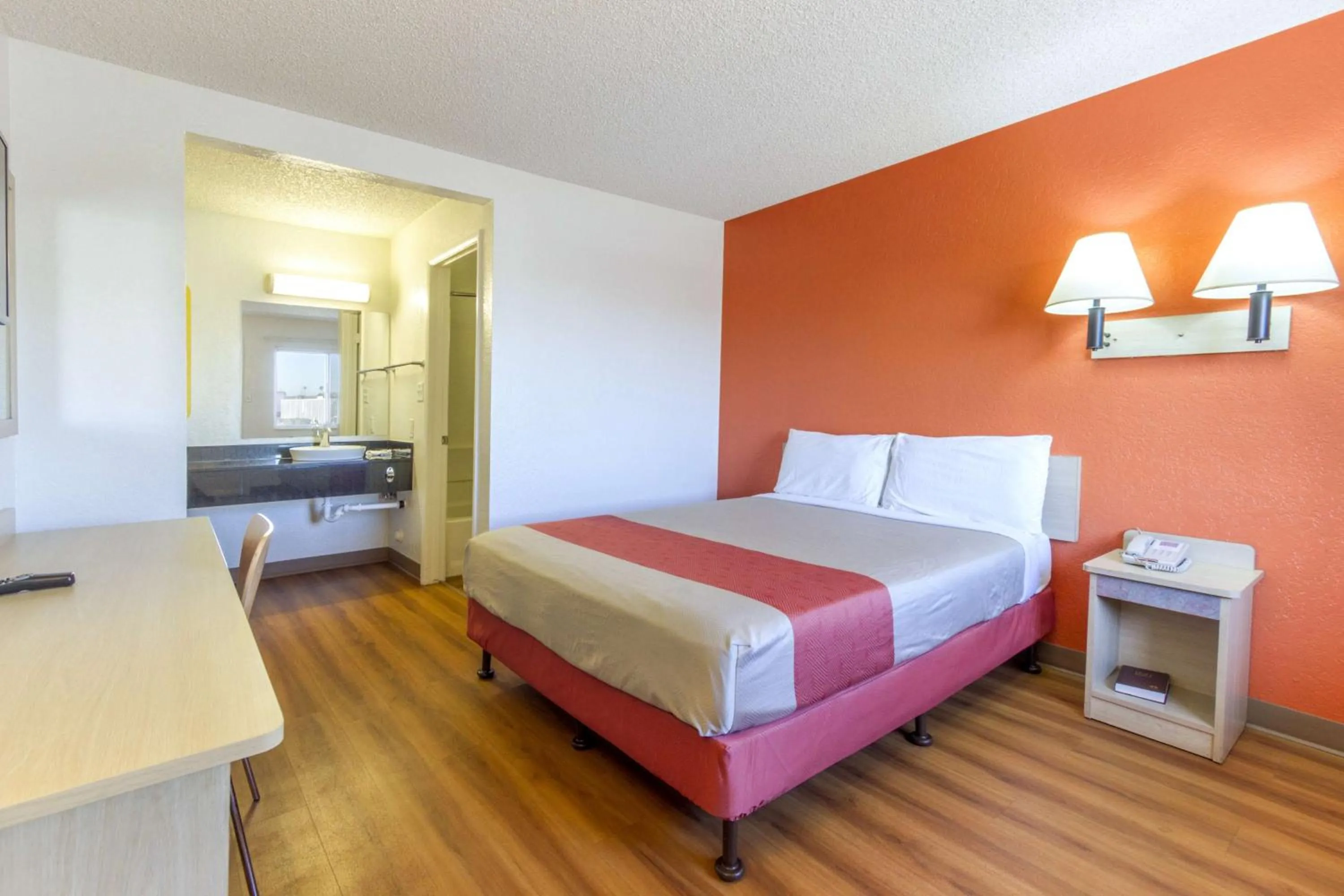 Photo of the whole room, Bed in Motel 6-Phoenix, AZ - Airport - 24th Street