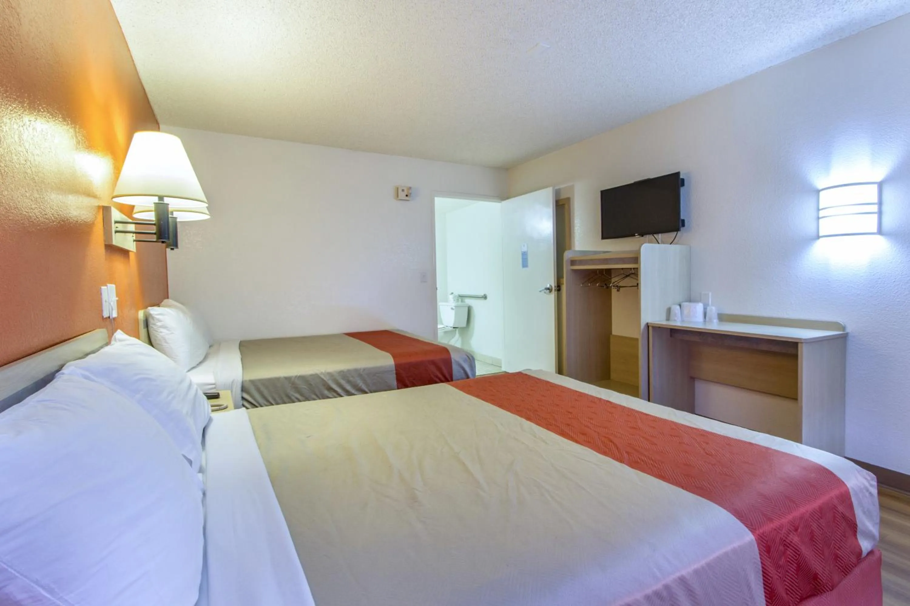 Bedroom, Bed in Motel 6-Phoenix, AZ - Airport - 24th Street