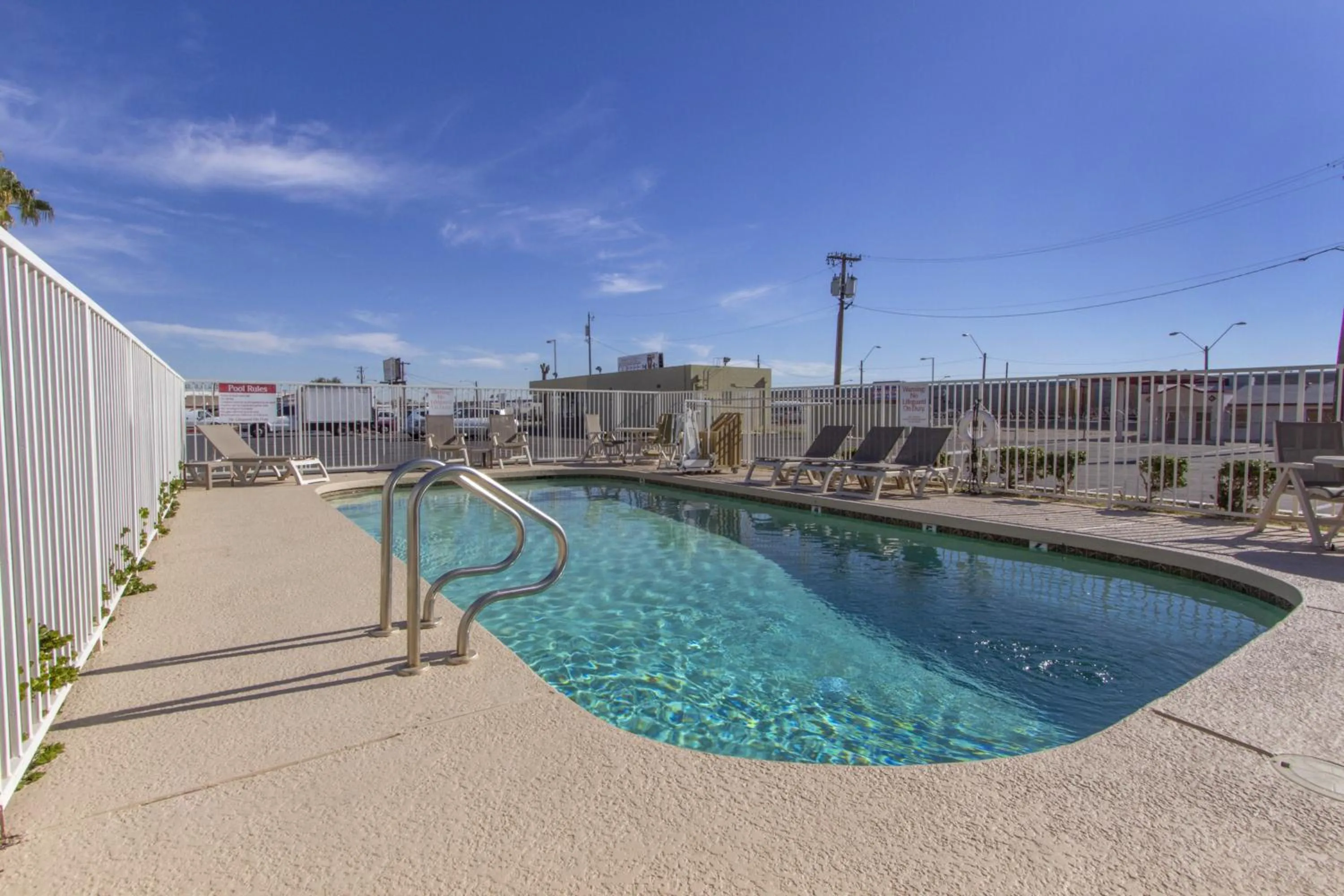 Swimming pool in Motel 6-Phoenix, AZ - Airport - 24th Street