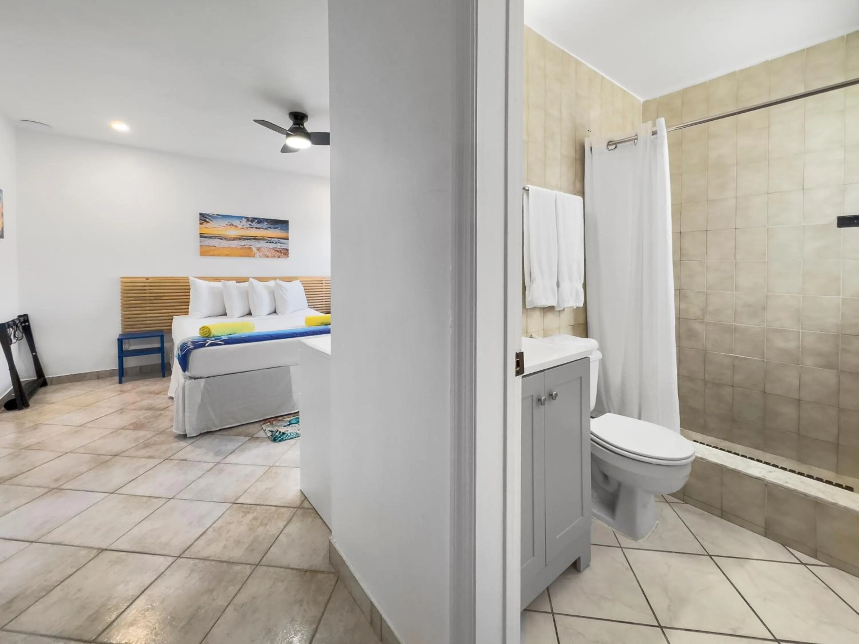 Bathroom, Bed in Hollywood Sunrise